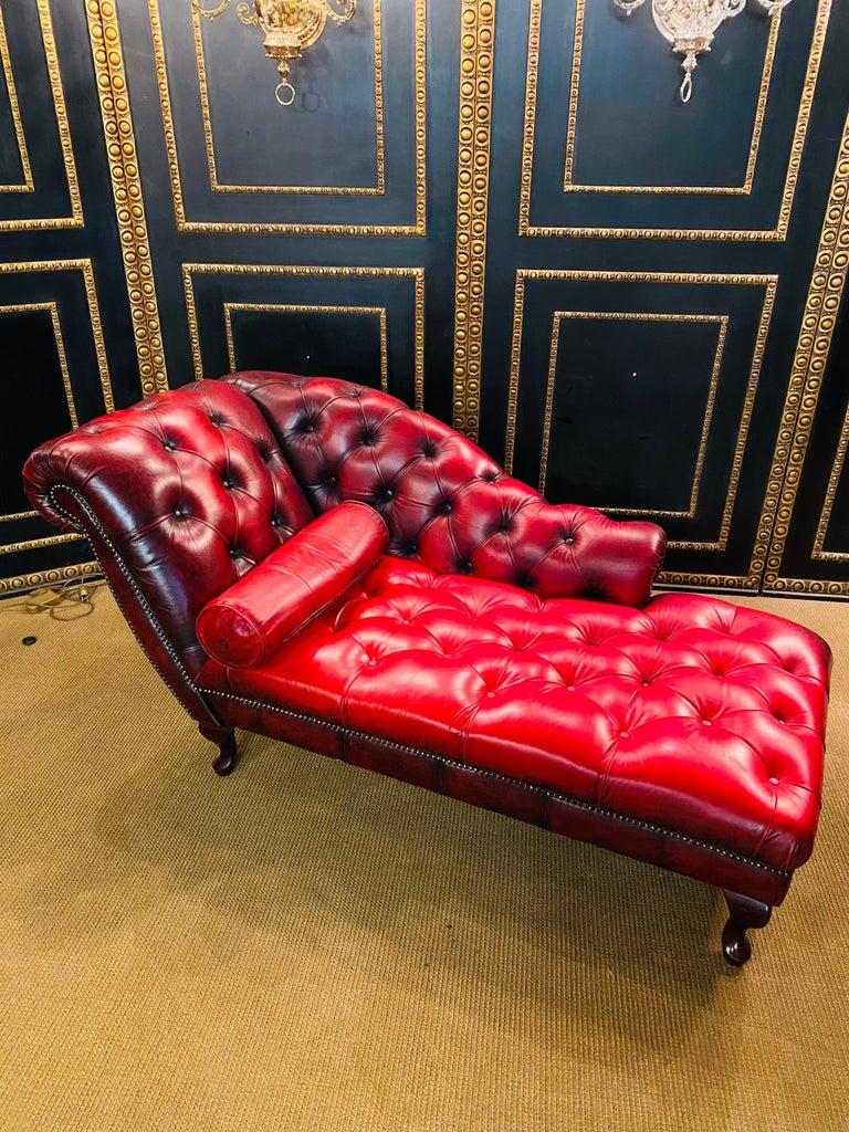Lovely original vintage Chesterfield Red Leather Chaise Lounge Daybed Sofa For Sale 8