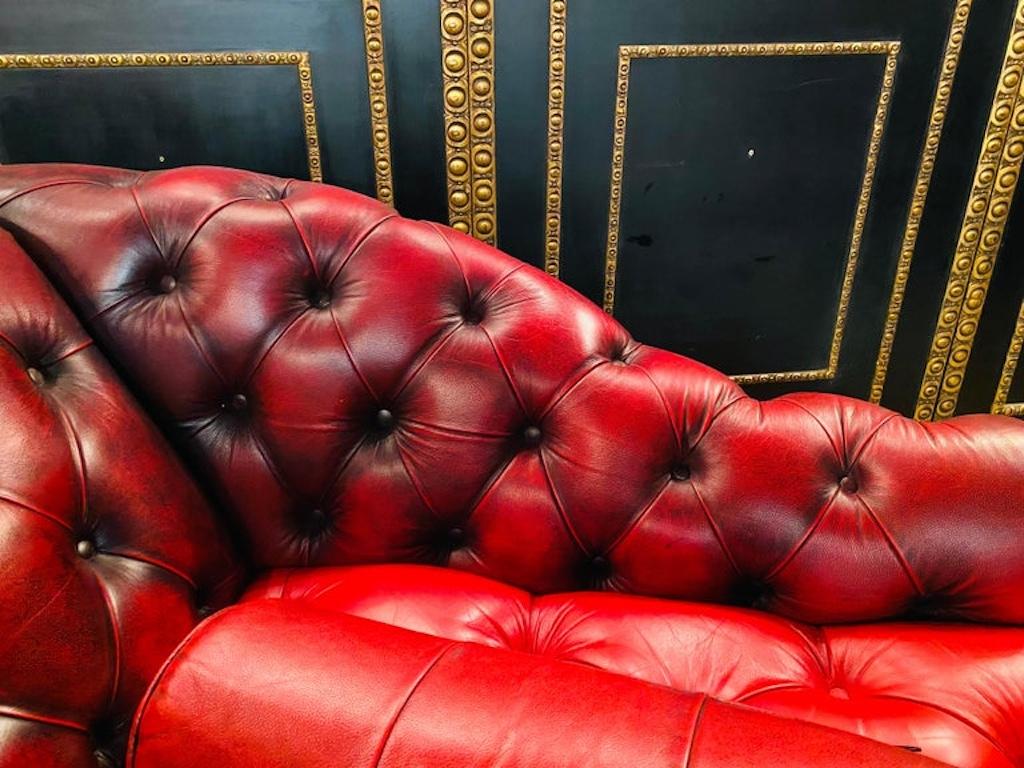 Lovely original vintage Chesterfield Red Leather Chaise Lounge Daybed Sofa For Sale 10