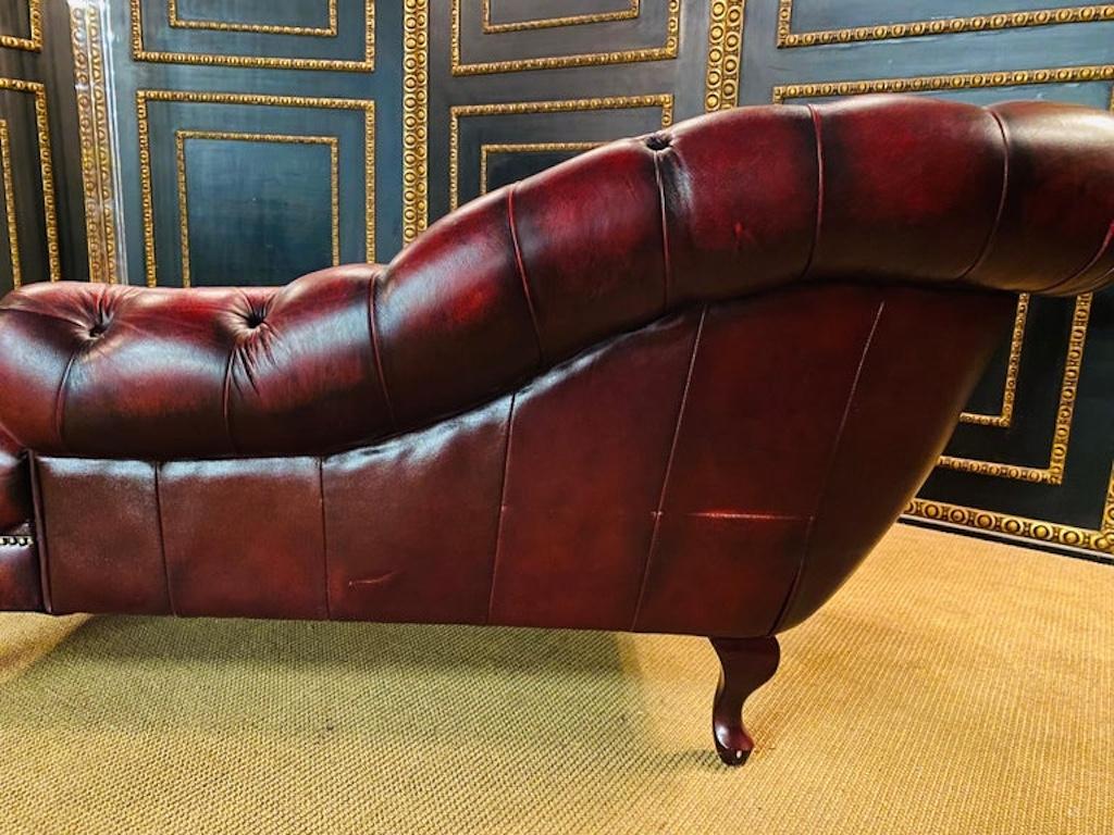 Lovely original vintage Chesterfield Red Leather Chaise Lounge Daybed Sofa For Sale 13