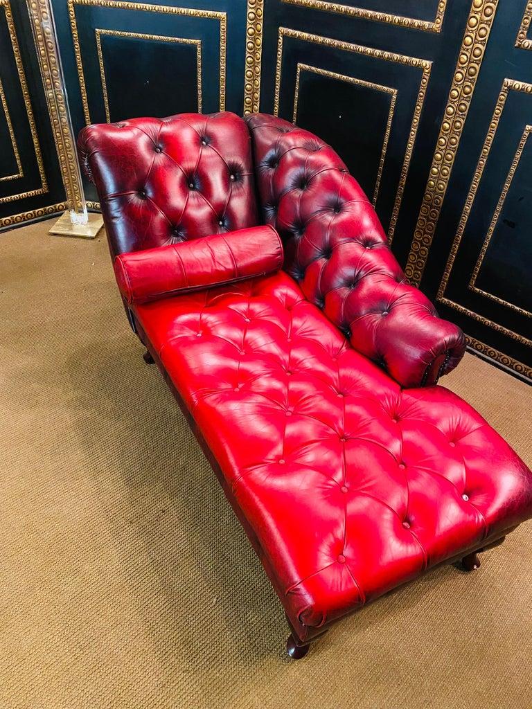 English Lovely original vintage Chesterfield Red Leather Chaise Lounge Daybed Sofa For Sale