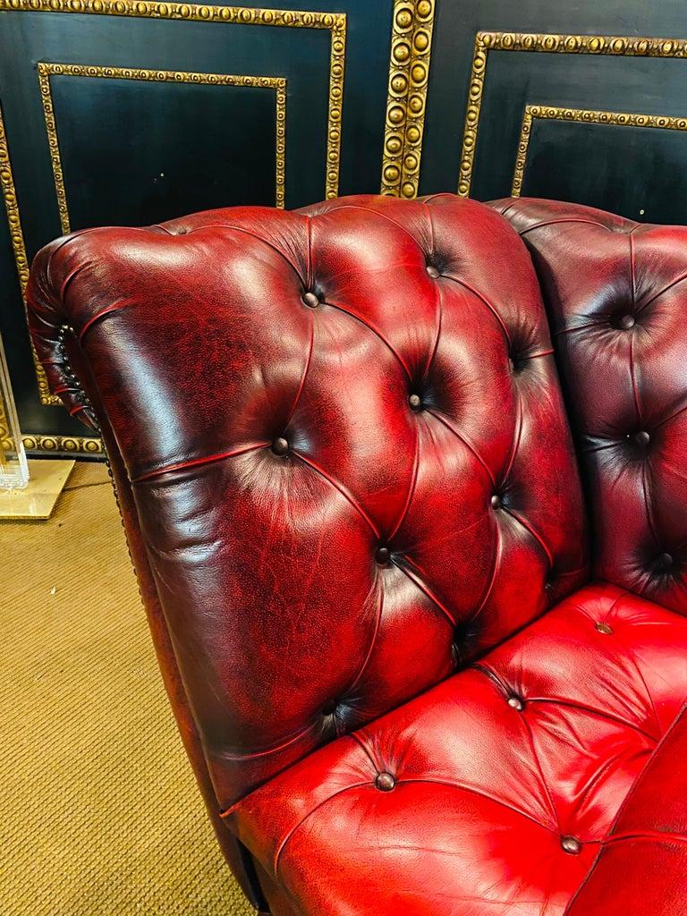 Lovely original vintage Chesterfield Red Leather Chaise Lounge Daybed Sofa In Good Condition For Sale In Berlin, DE