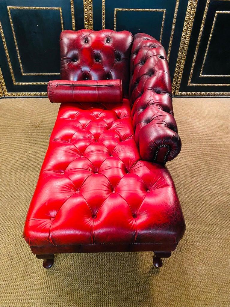 Lovely original vintage Chesterfield Red Leather Chaise Lounge Daybed Sofa For Sale 3