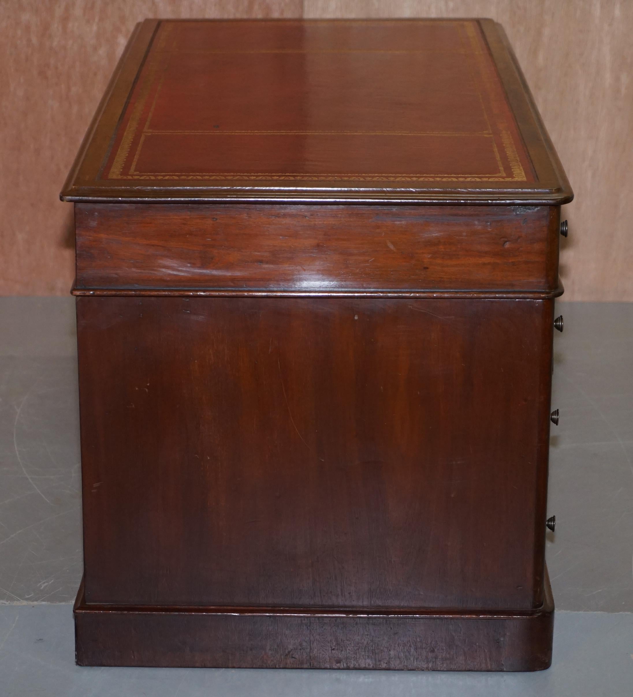 Lovely Oriignal Victorian 1880 Mahogany with Oxblood Leather Writing Surace Desk 7