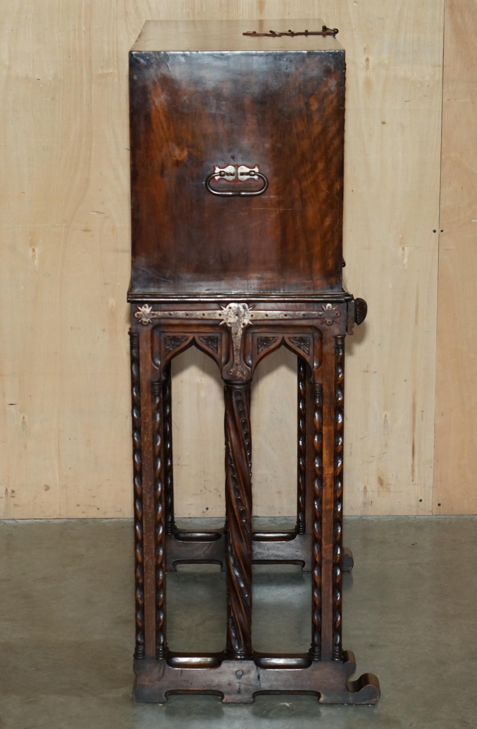 precioso armario espanol del siglo xviii tallado en madera con almacenaje oculto en venta 2