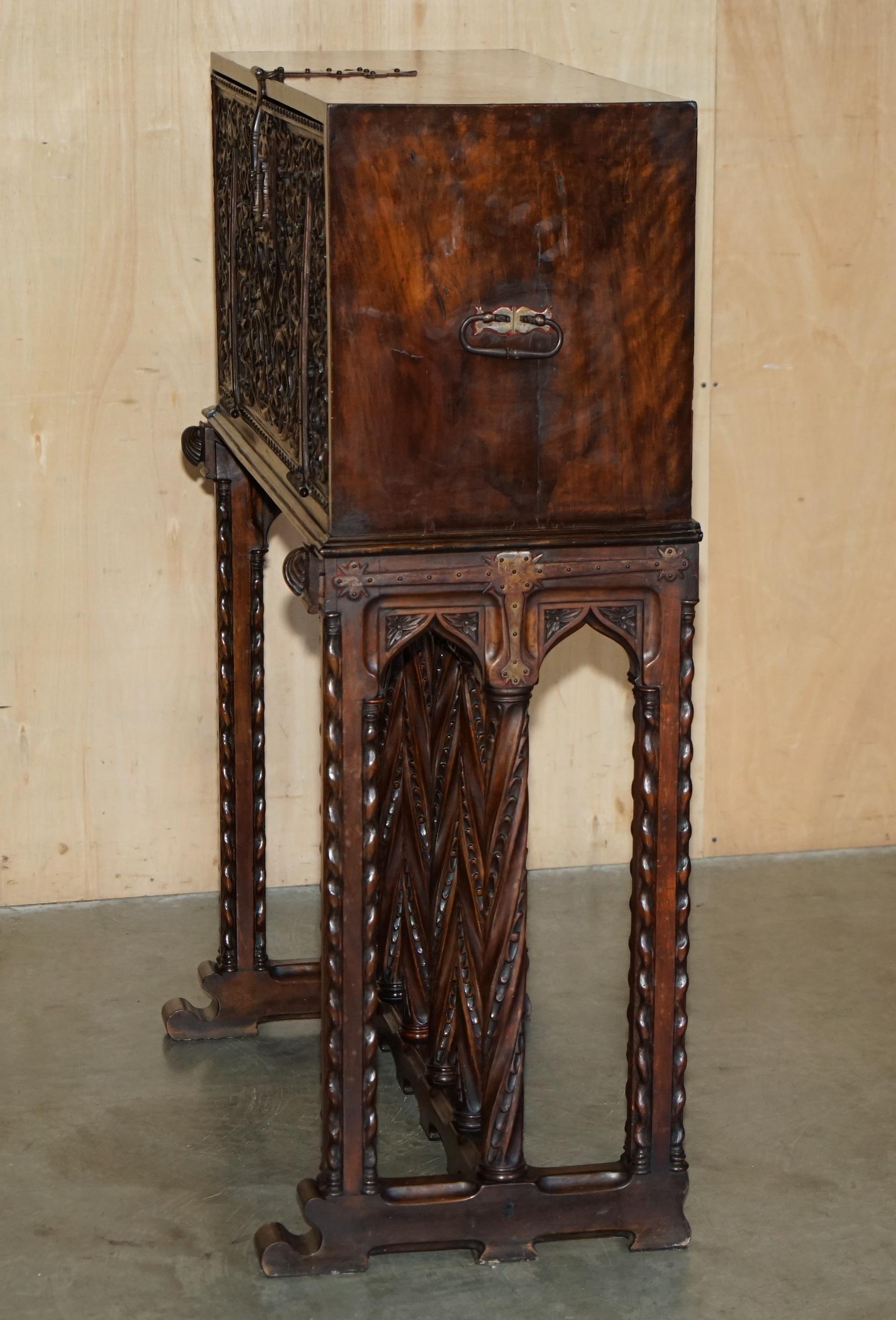 precioso armario espanol del siglo xviii tallado en madera con almacenaje oculto en venta 4