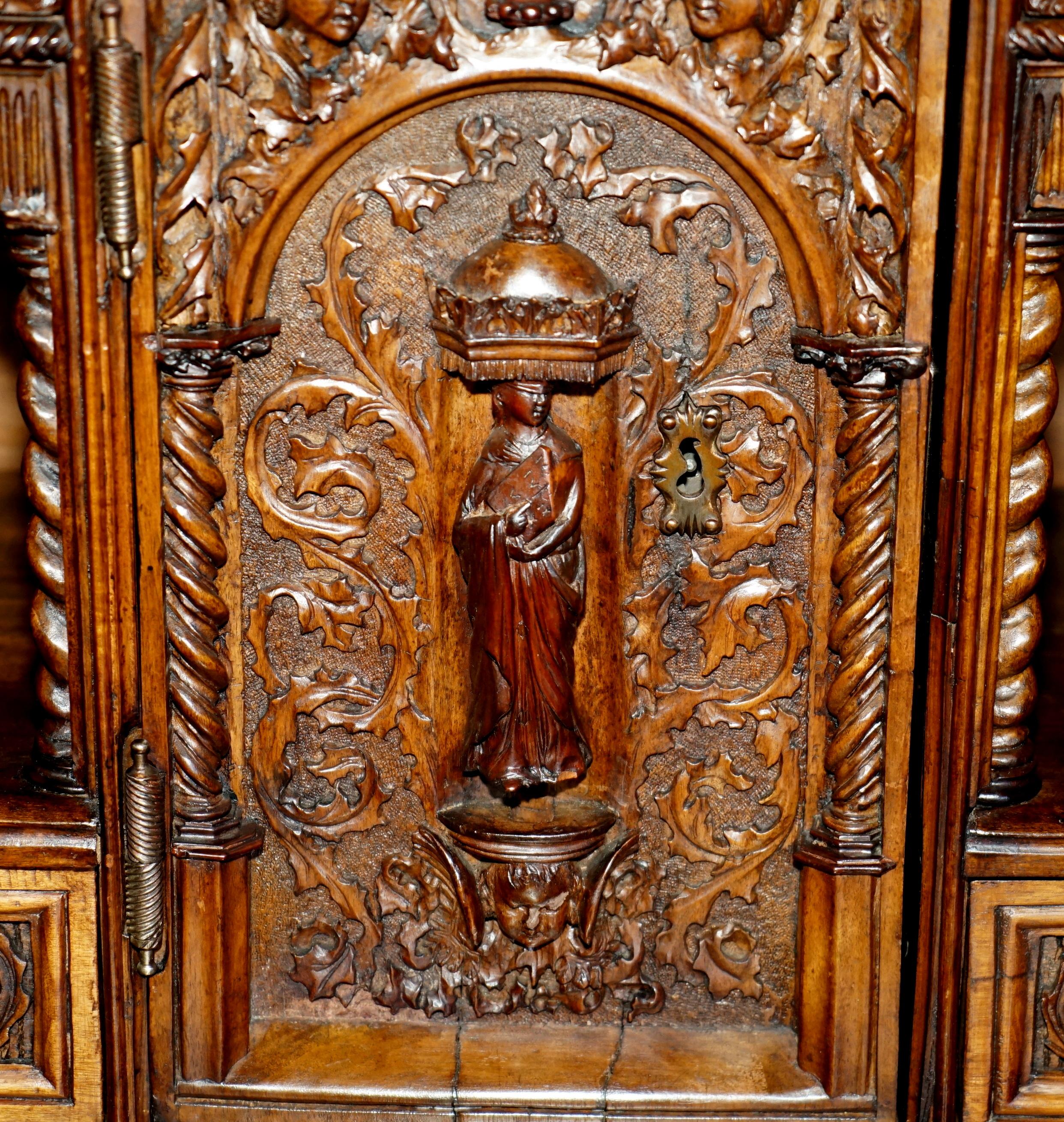 precioso armario espanol del siglo xviii tallado en madera con almacenaje oculto en venta 9