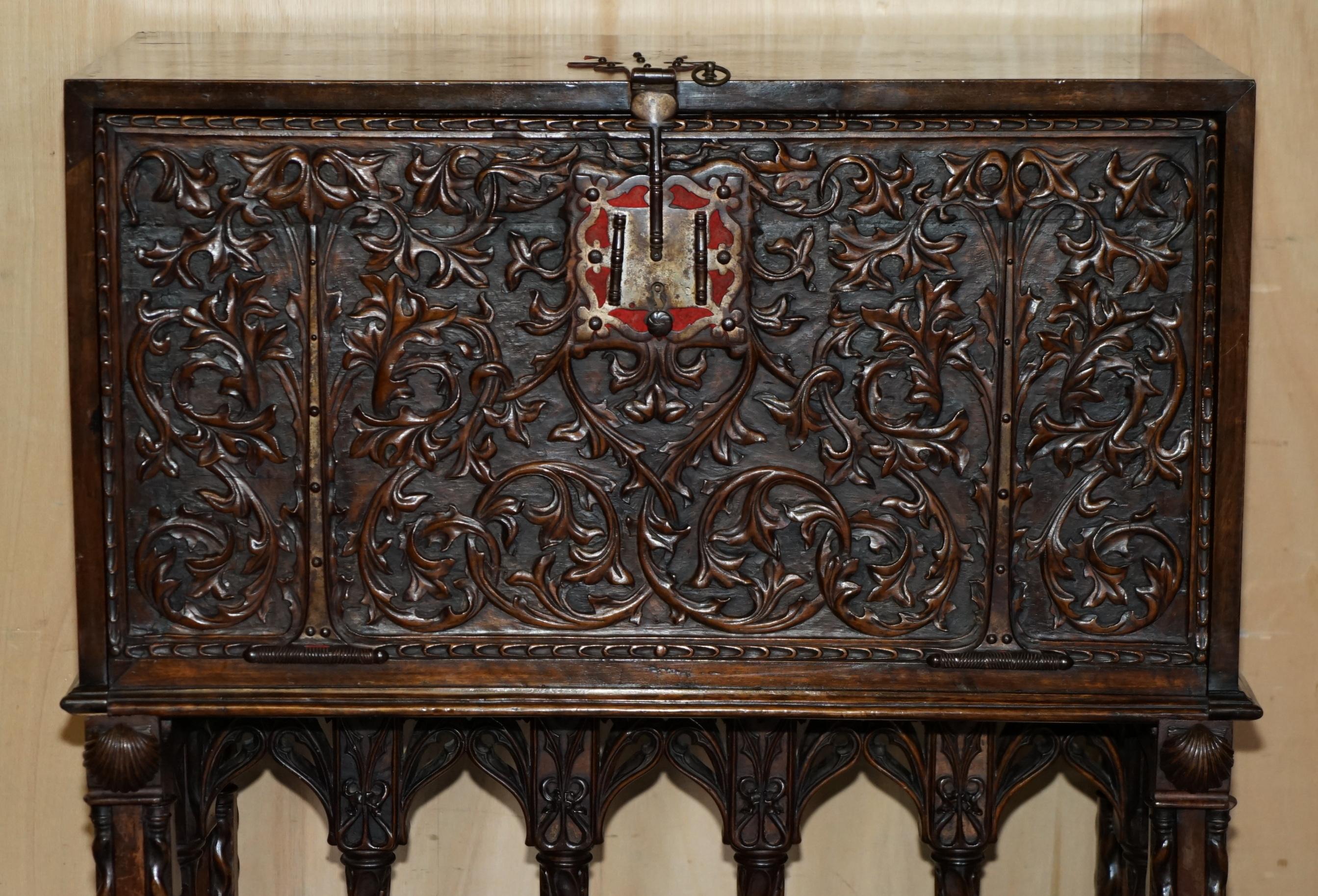 precioso armario espanol del siglo xviii tallado en madera con almacenaje oculto Jorge III en venta