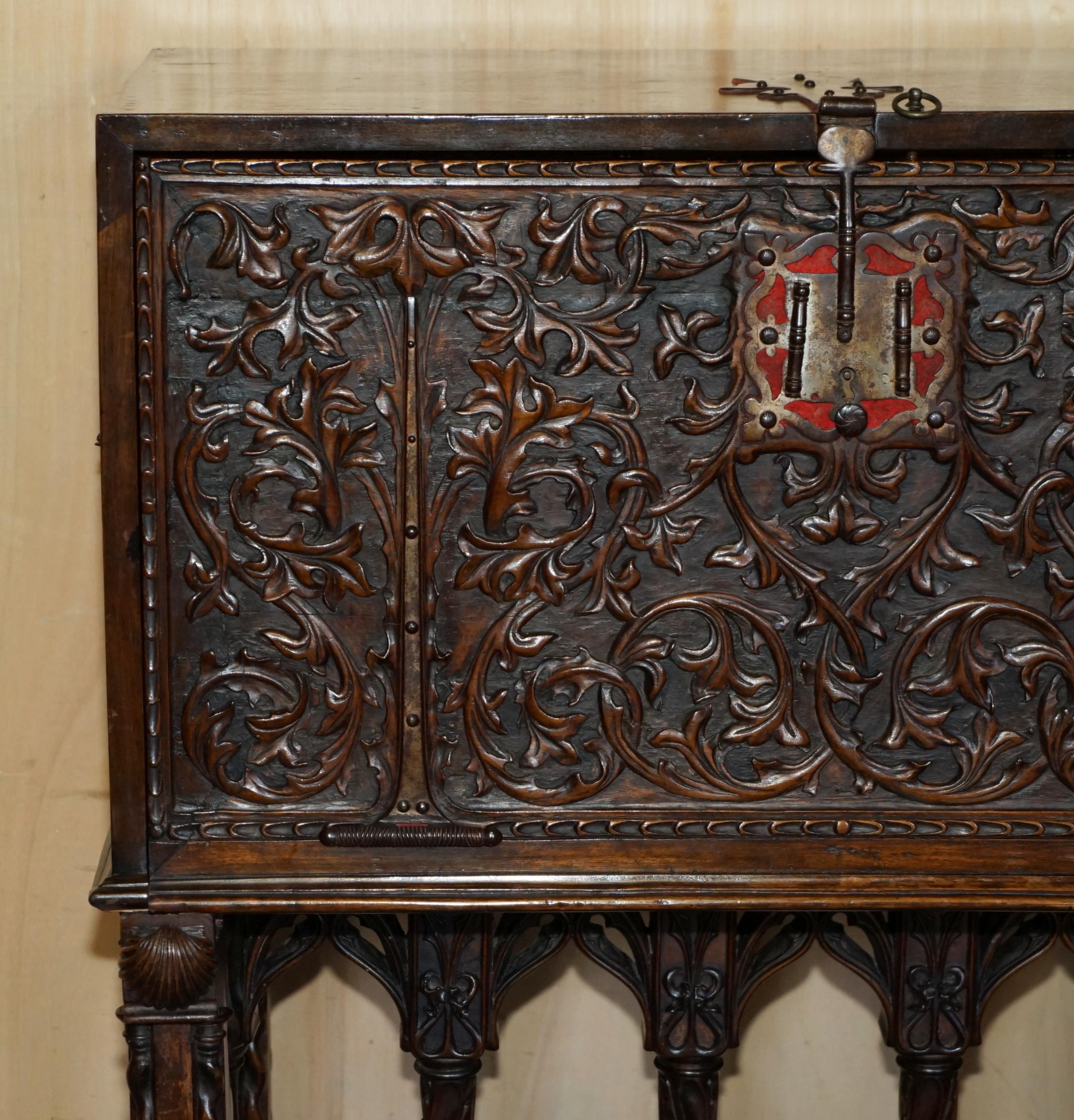 precioso armario espanol del siglo xviii tallado en madera con almacenaje oculto Español en venta