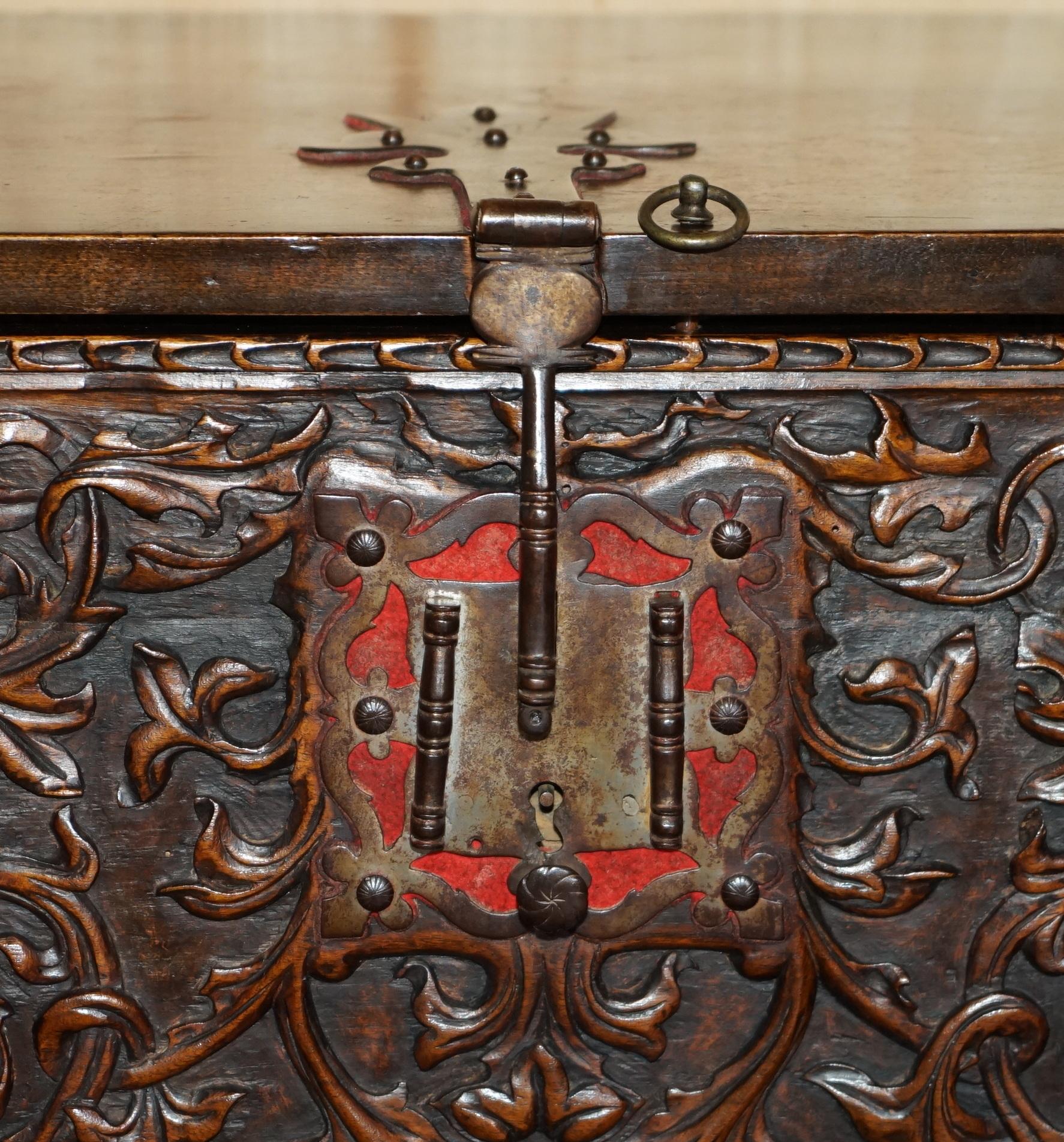 precioso armario espanol del siglo xviii tallado en madera con almacenaje oculto Hecho a mano en venta