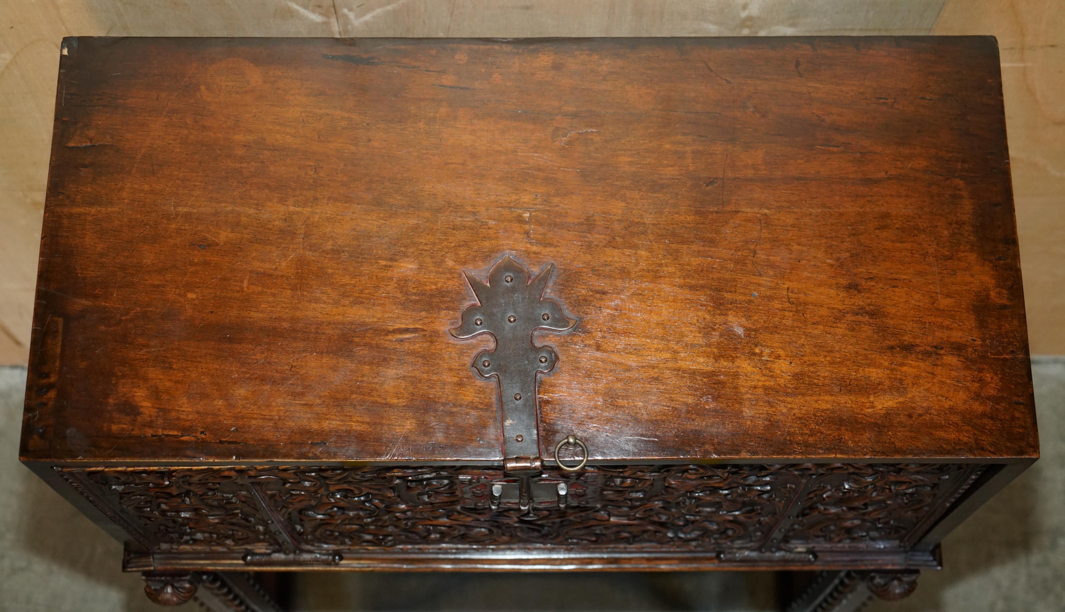 precioso armario espanol del siglo xviii tallado en madera con almacenaje oculto finales del siglo XVIII en venta