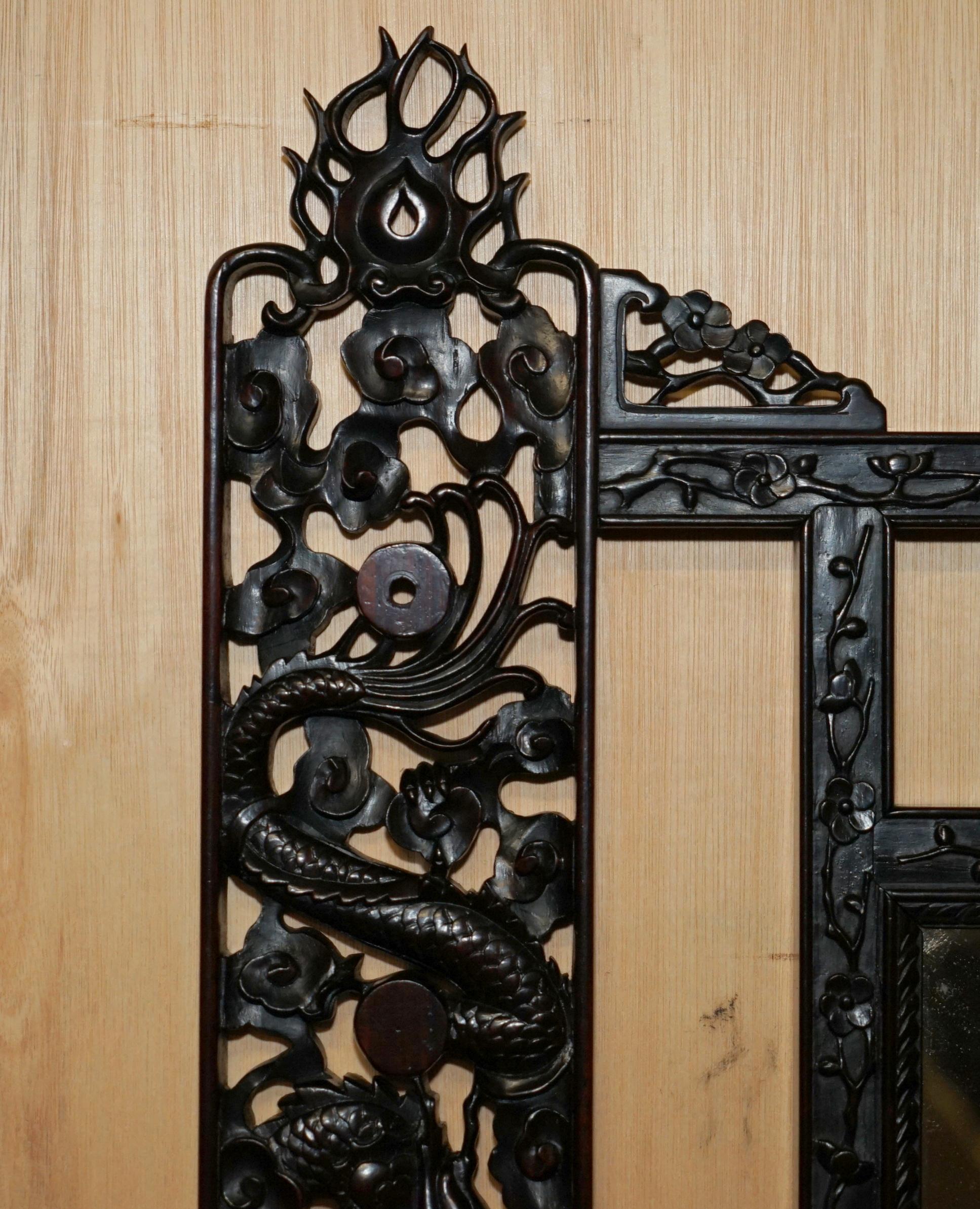 Royal House Antiques

The House Antiques a le plaisir d'offrir à la vente ce joli miroir dragon chinois du milieu du siècle, sculpté à la main, avec sa vitre d'origine. 

Un beau miroir bien fait et décoratif, il représente des dragons sur toute sa
