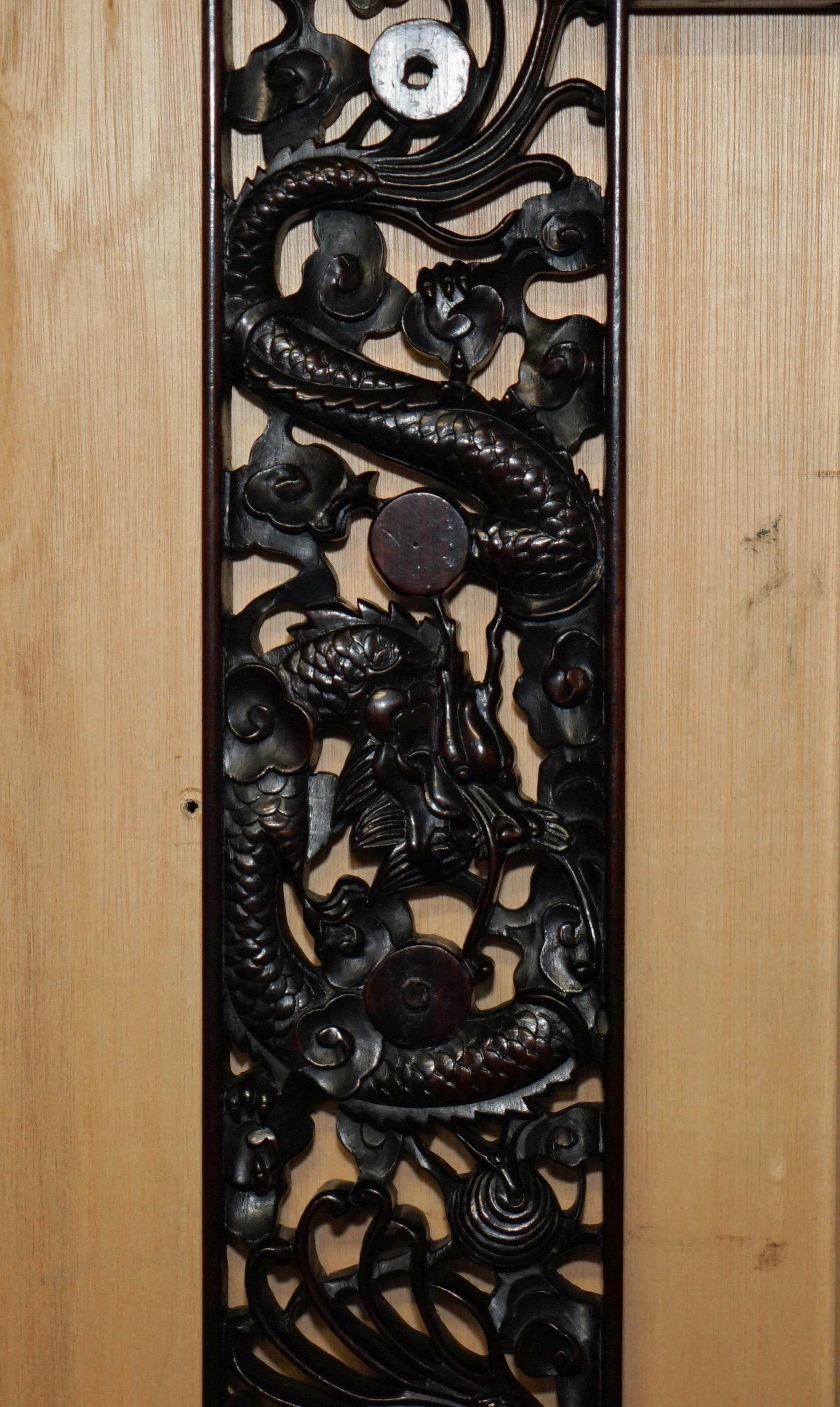 Mid-Century Modern Magnifique miroir mural en forme de dragon chinois sculpté avec plaque d'origine. en vente