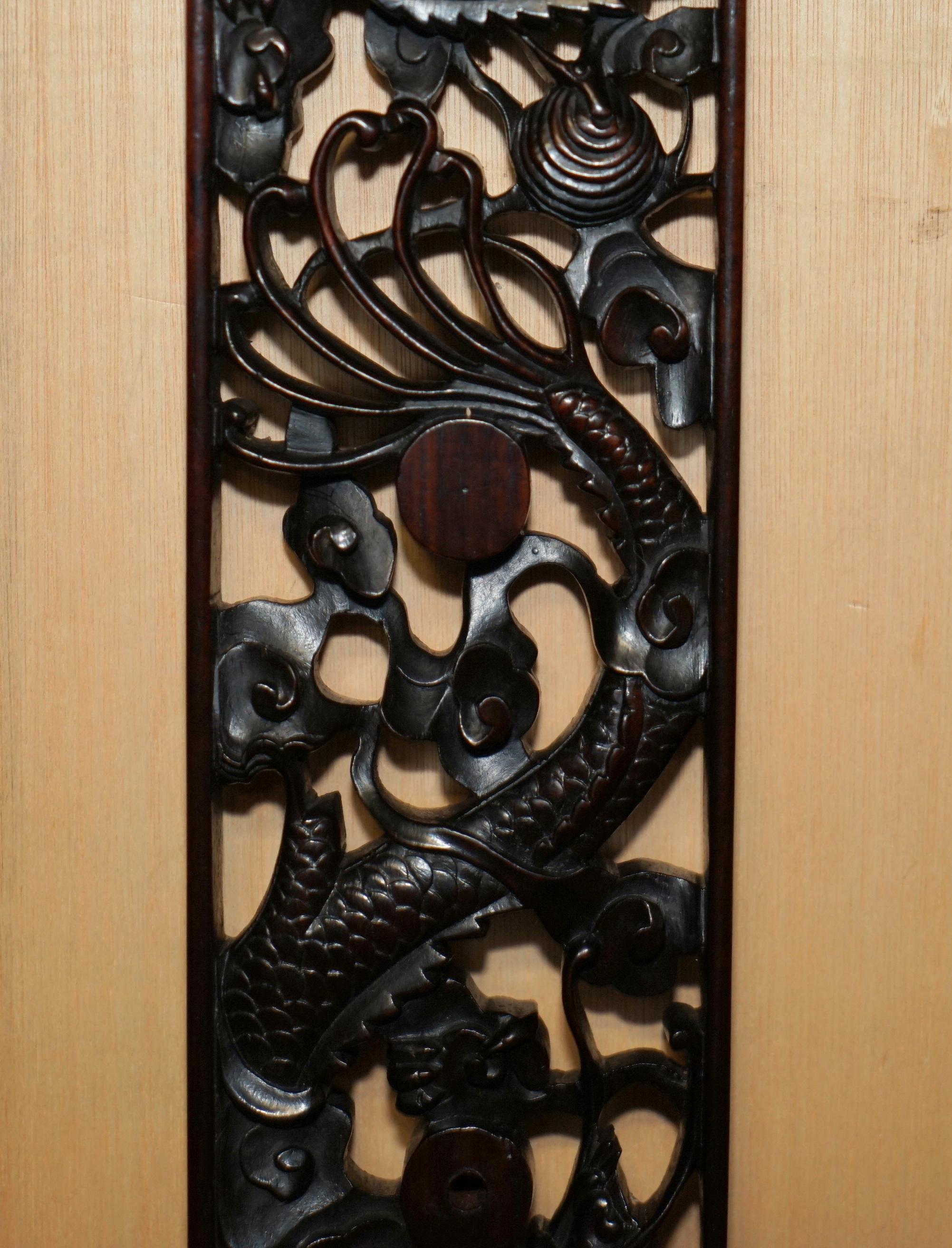 Magnifique miroir mural en forme de dragon chinois sculpté avec plaque d'origine. Bon état - En vente à West Sussex, Pulborough