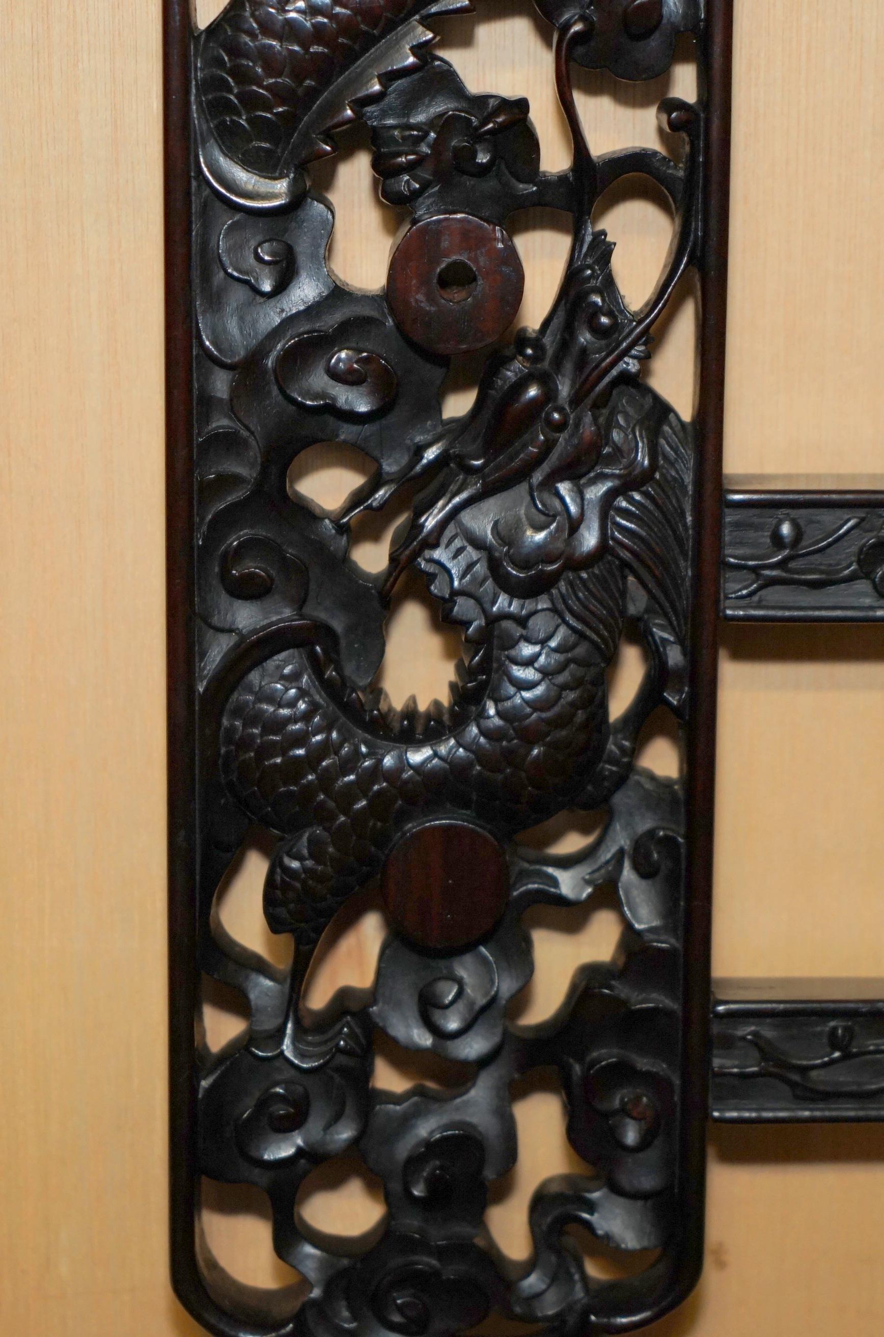 20ième siècle Magnifique miroir mural en forme de dragon chinois sculpté avec plaque d'origine. en vente