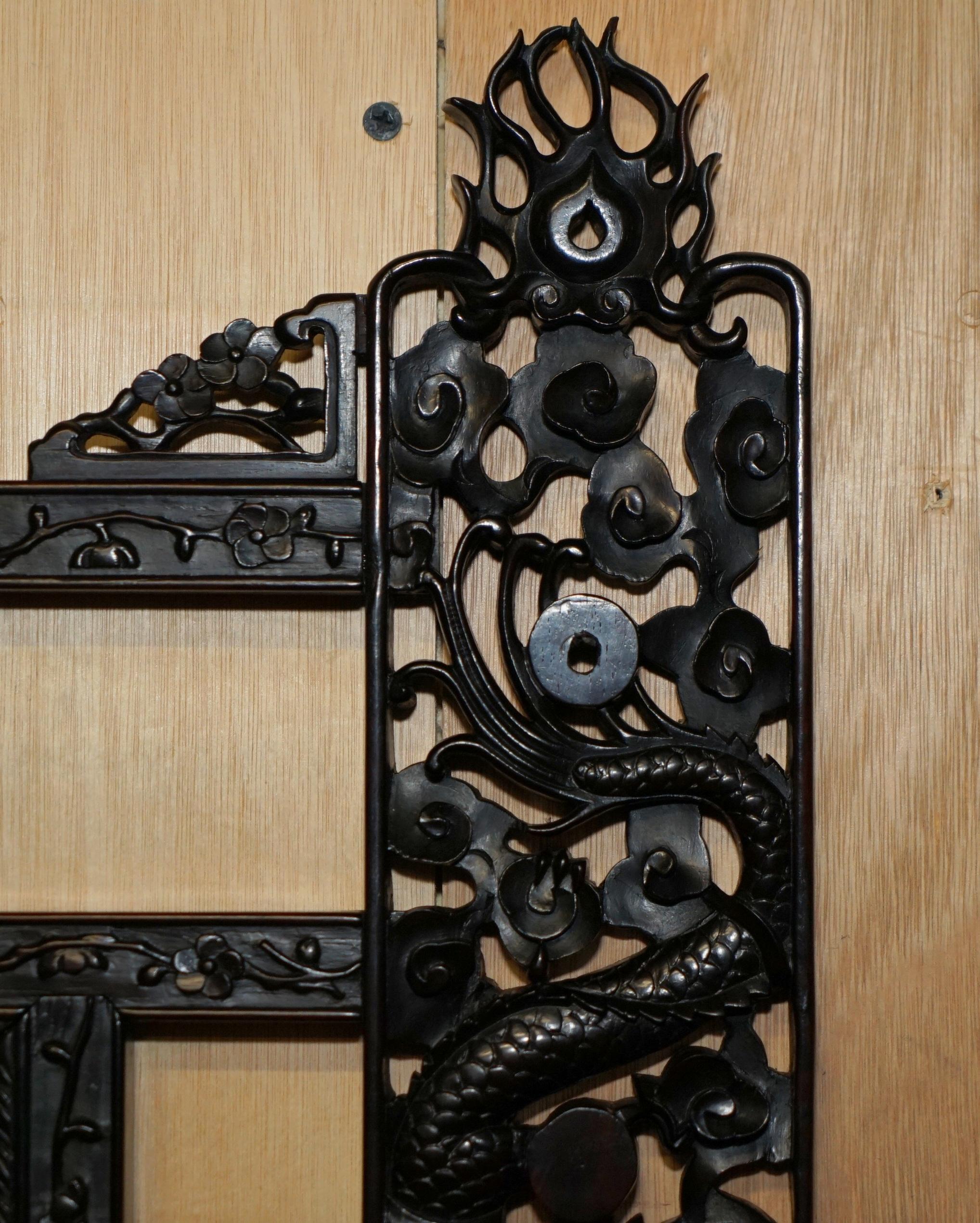 Miroir Magnifique miroir mural en forme de dragon chinois sculpté avec plaque d'origine. en vente