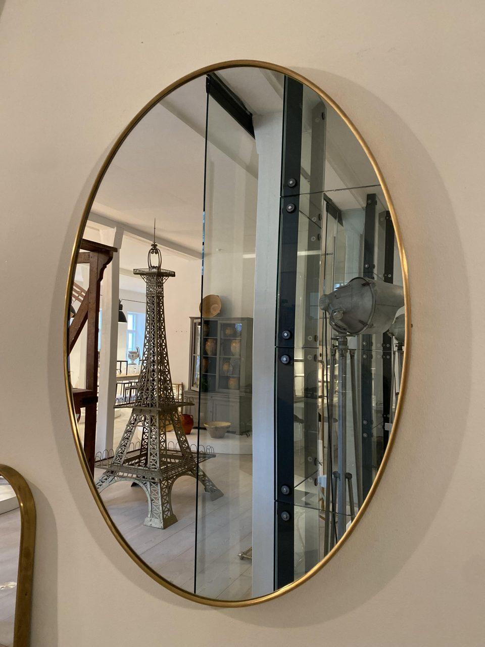 Lovely elliptical midcentury brass mirror from circa 1960s Italy. It has a sleek and tight quality brass frame with a rounded profile.

Original mirrored glass, and stylistically related to the designer Giò Ponti.

Ideal mirror for the entrance