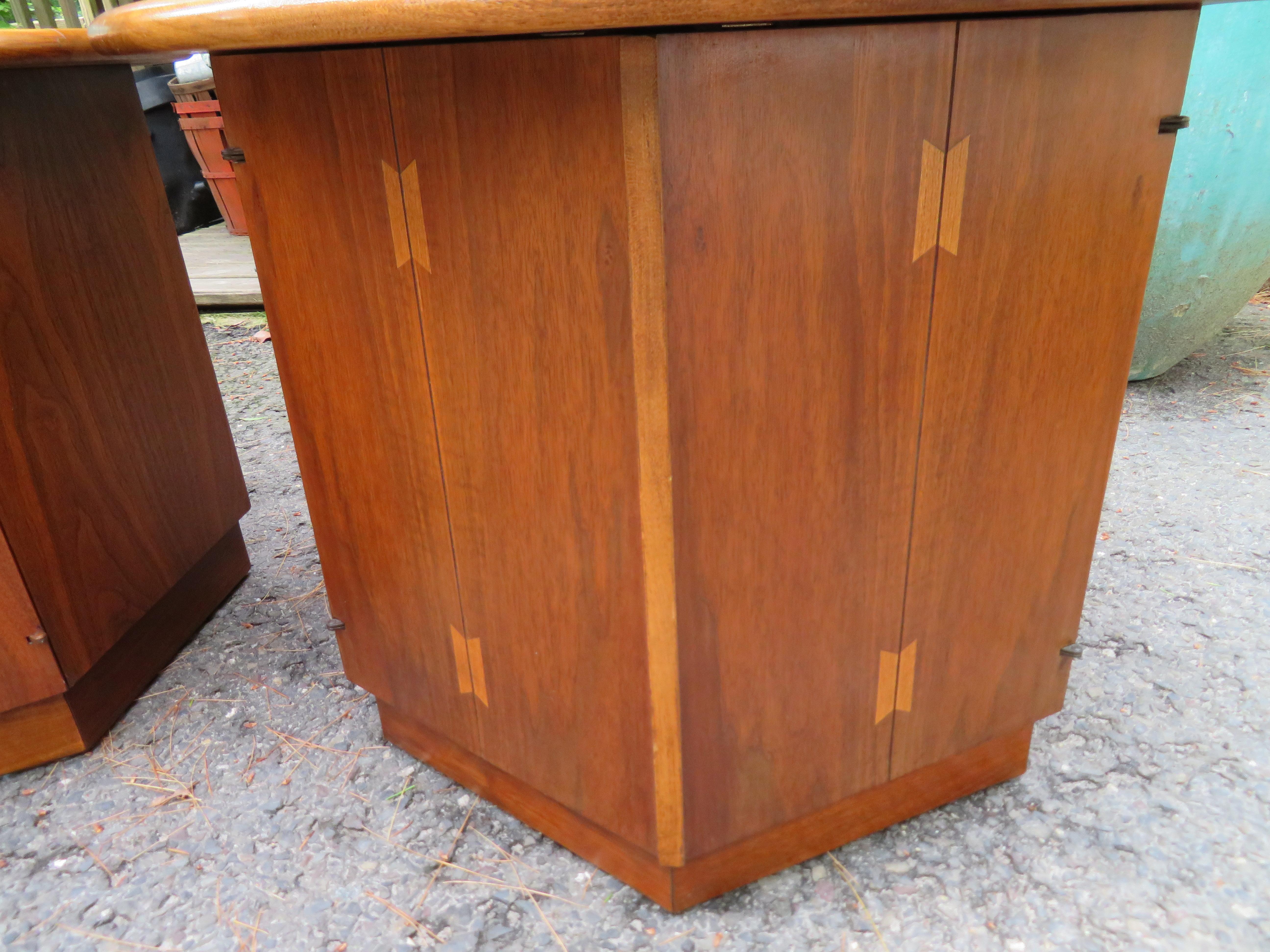 Lovely Pair Andre Bus Lane Acclaim Drum End Side Table, Mid-Century Modern In Good Condition For Sale In Pemberton, NJ