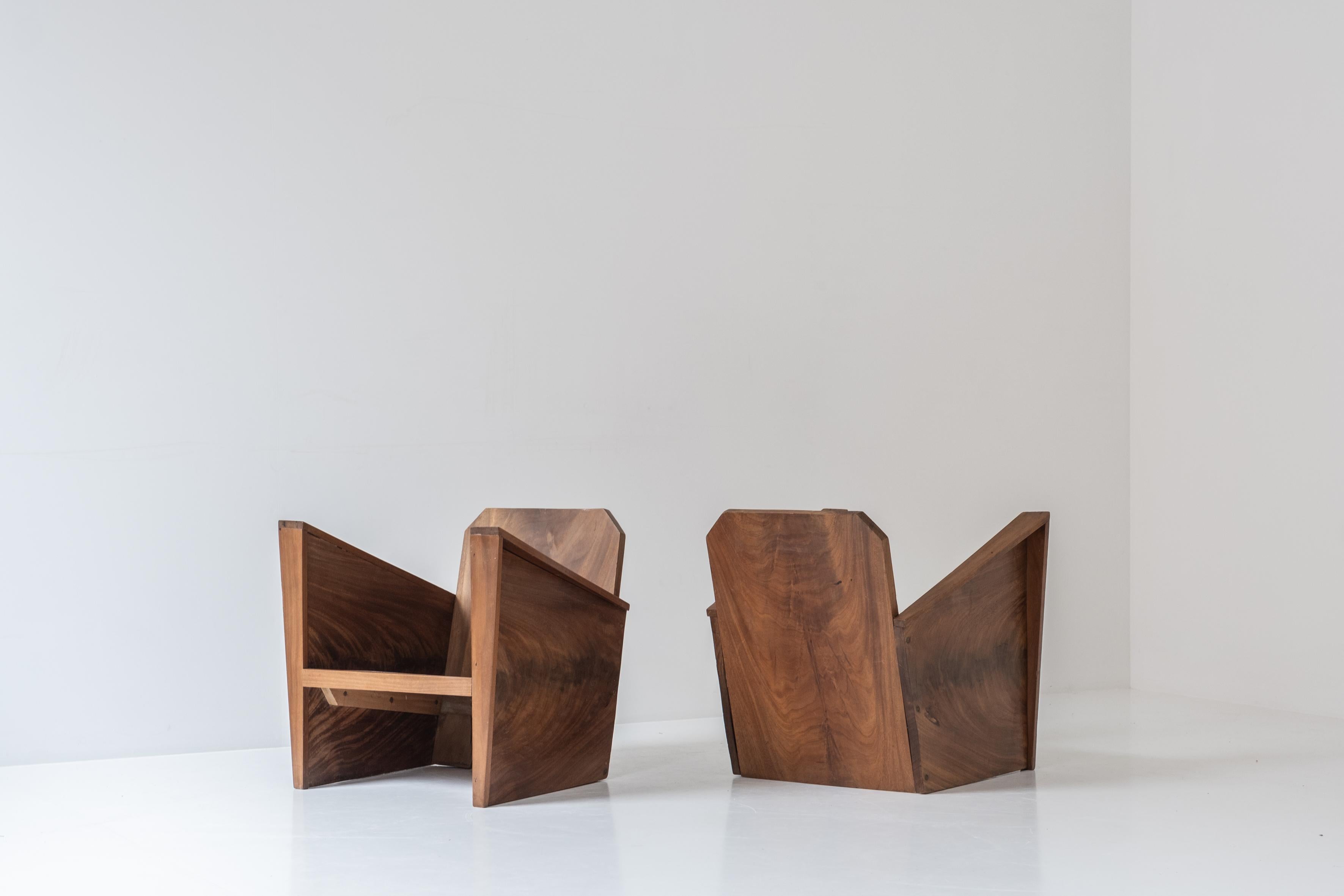 The Lovely pair Art Deco easy chairs from France, dated from the 1950s. Cet ensemble est fabriqué en acajou et présente un beau grain qui donne à ces fauteuils beaucoup de caractère. Le designer (pour l'instant) n'est pas connu, mais il s'agit sans
