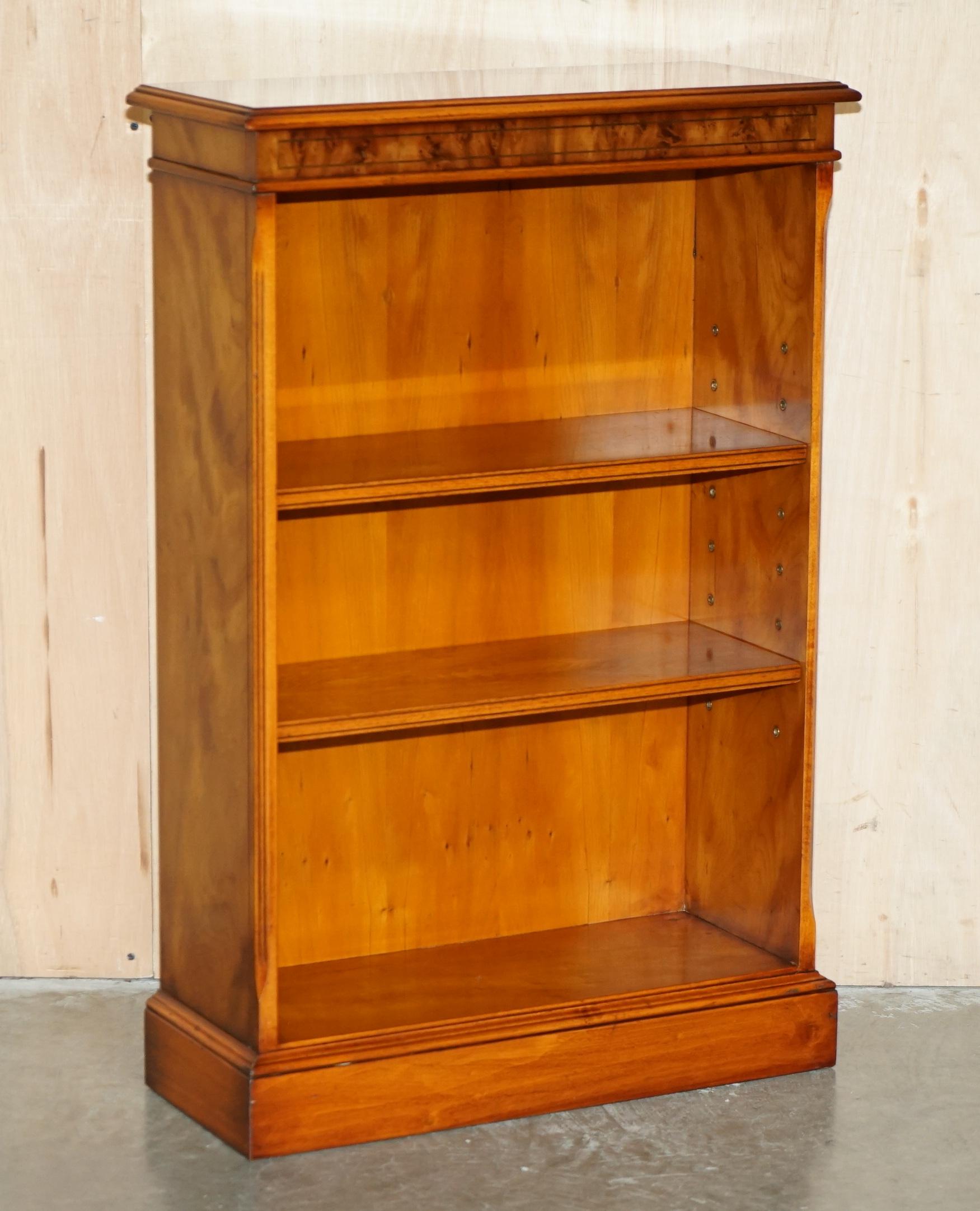 Casa Reale Antiquariato

Royal House Antiques è lieta di offrire in vendita questa splendida coppia di librerie nane aperte Bevan Funnell in mogano fiammato.  

Tieni presente che le spese di spedizione indicate sono solo indicative e coprono solo