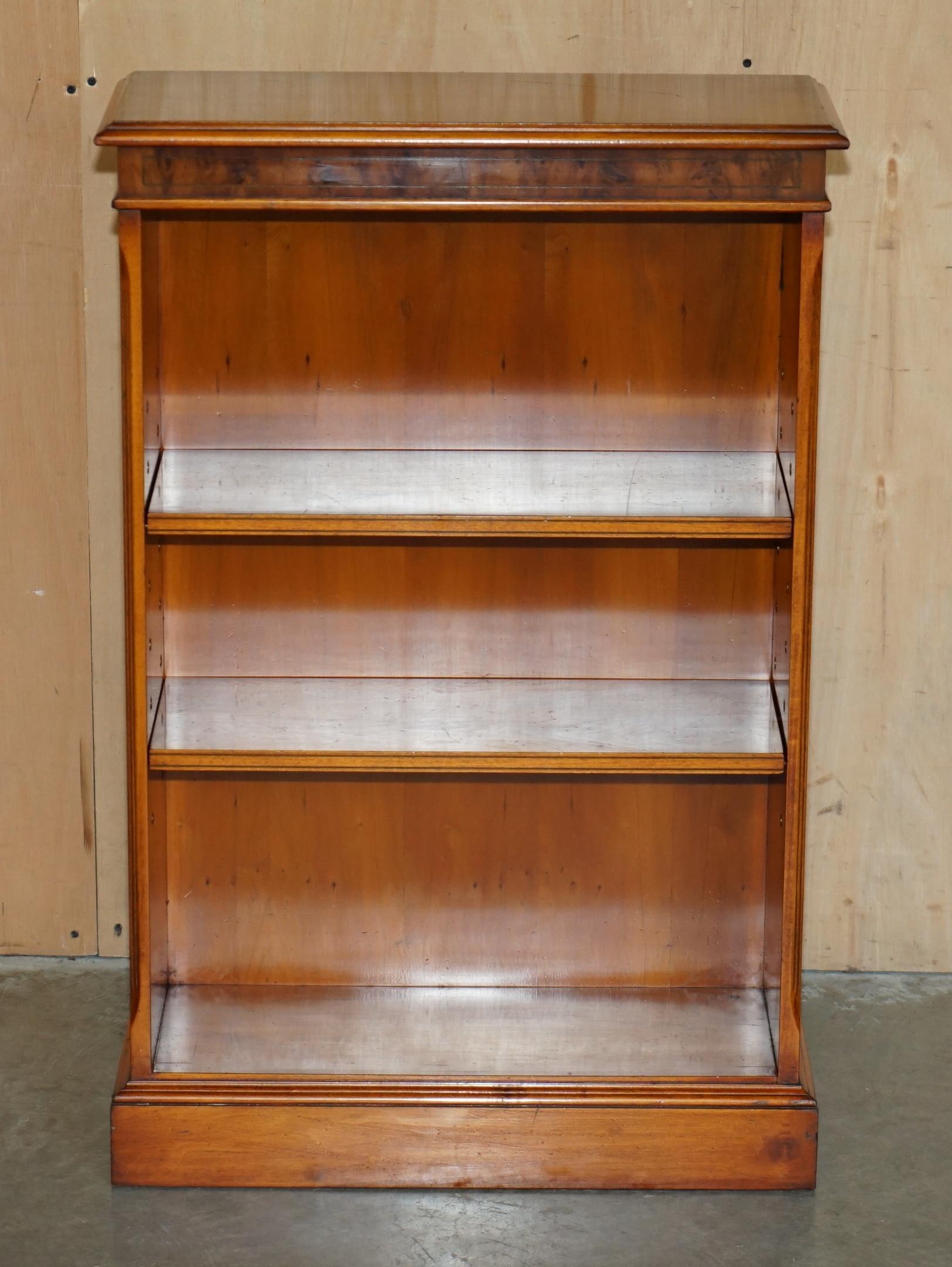 Art Déco Bellissima coppia BEVAN FUNNELL INGHILTERRA LEGNO DURO FIAMMATO LIBRERIE APERTE in vendita
