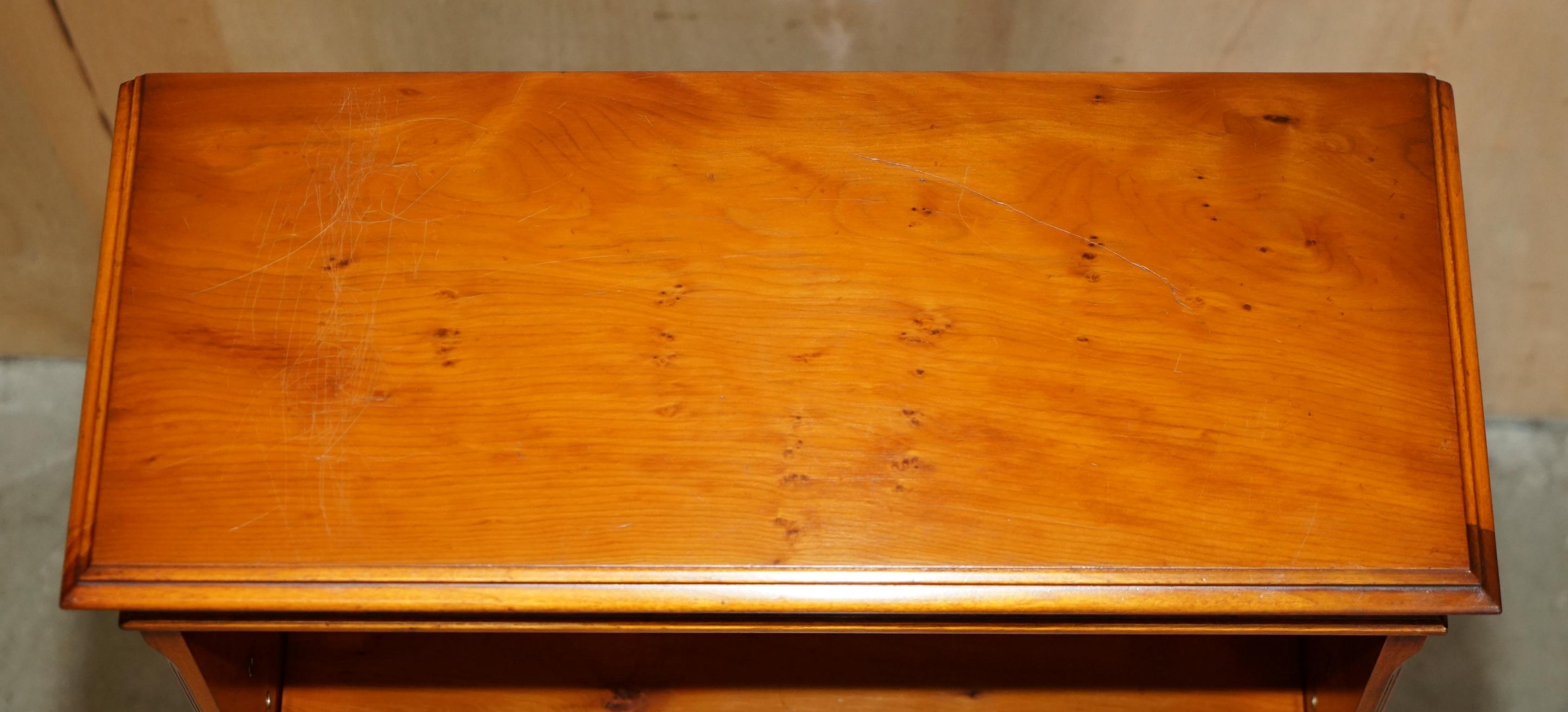 Inglese Bellissima coppia BEVAN FUNNELL INGHILTERRA LEGNO DURO FIAMMATO LIBRERIE APERTE in vendita