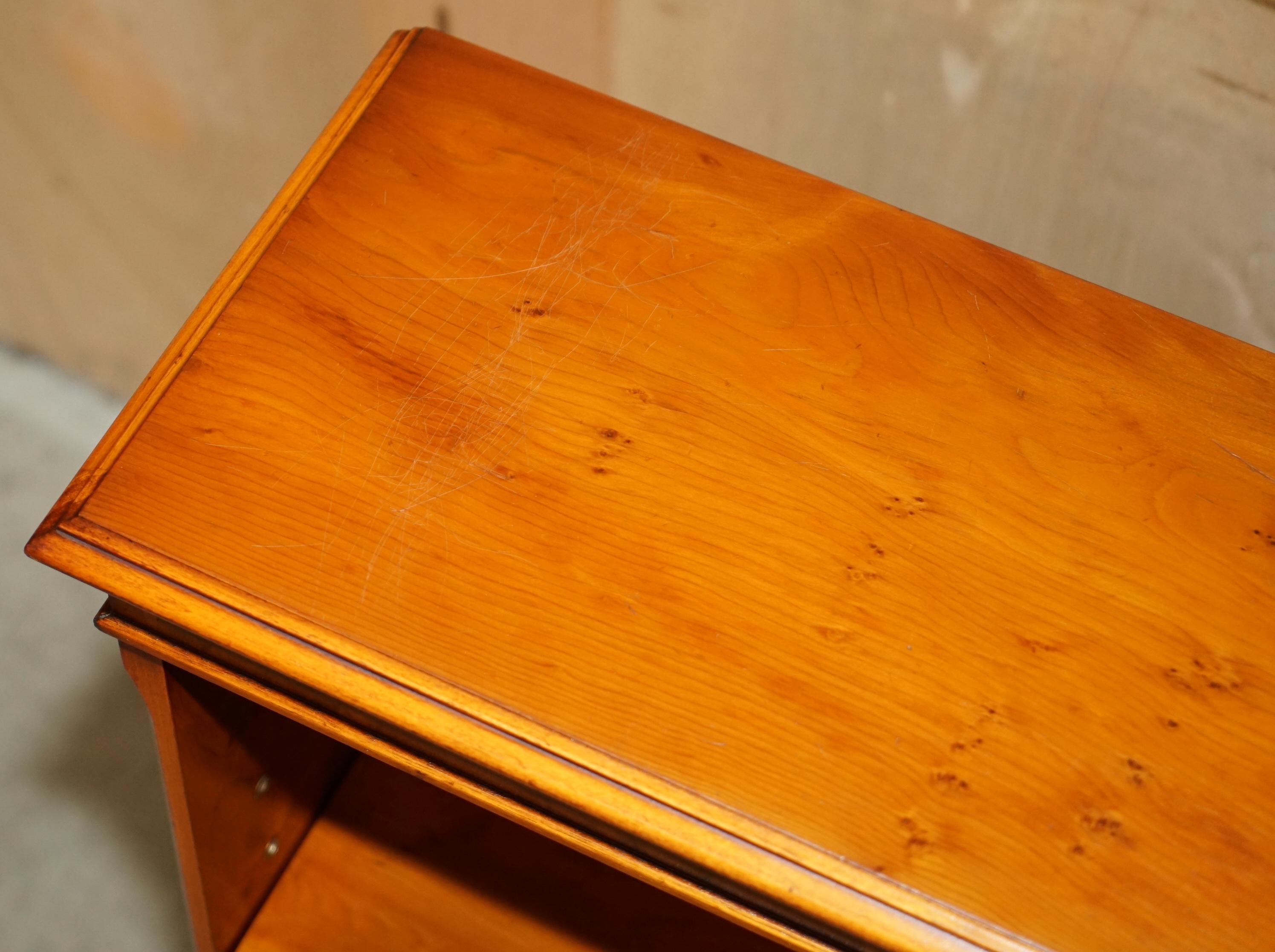 Fatto a mano Bellissima coppia BEVAN FUNNELL INGHILTERRA LEGNO DURO FIAMMATO LIBRERIE APERTE in vendita