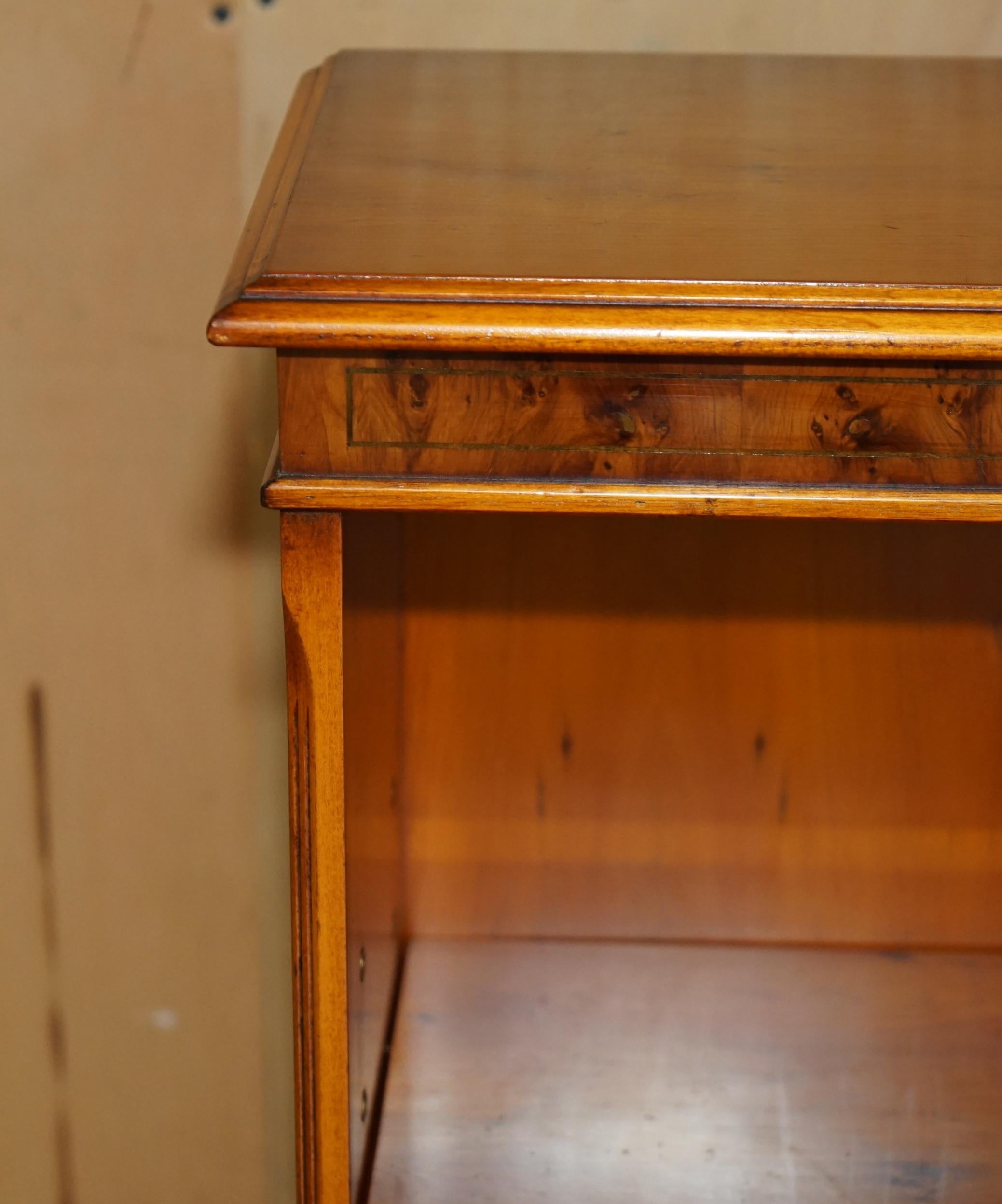 XX secolo Bellissima coppia BEVAN FUNNELL INGHILTERRA LEGNO DURO FIAMMATO LIBRERIE APERTE in vendita