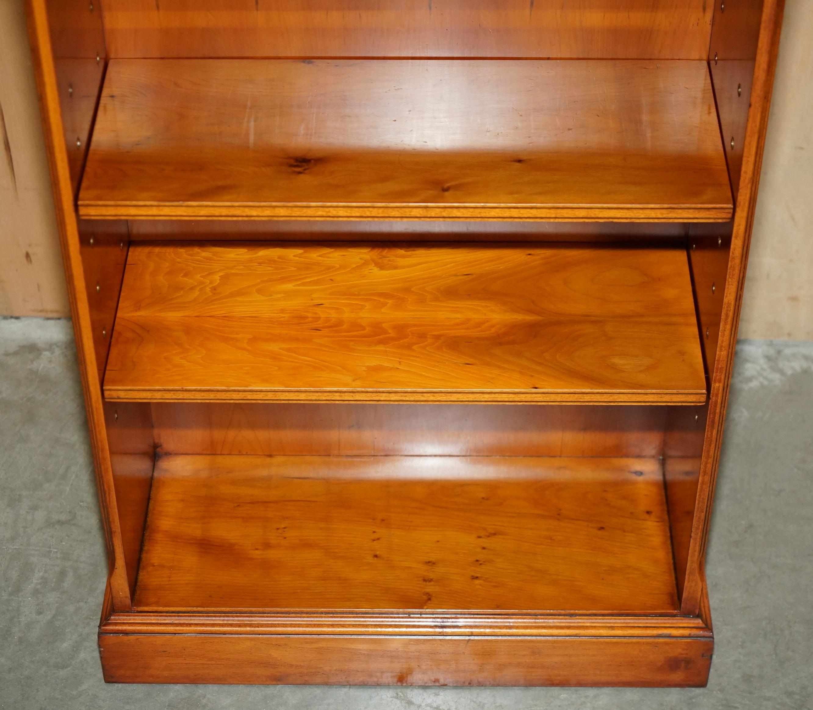 Legno massiccio Bellissima coppia BEVAN FUNNELL INGHILTERRA LEGNO DURO FIAMMATO LIBRERIE APERTE in vendita