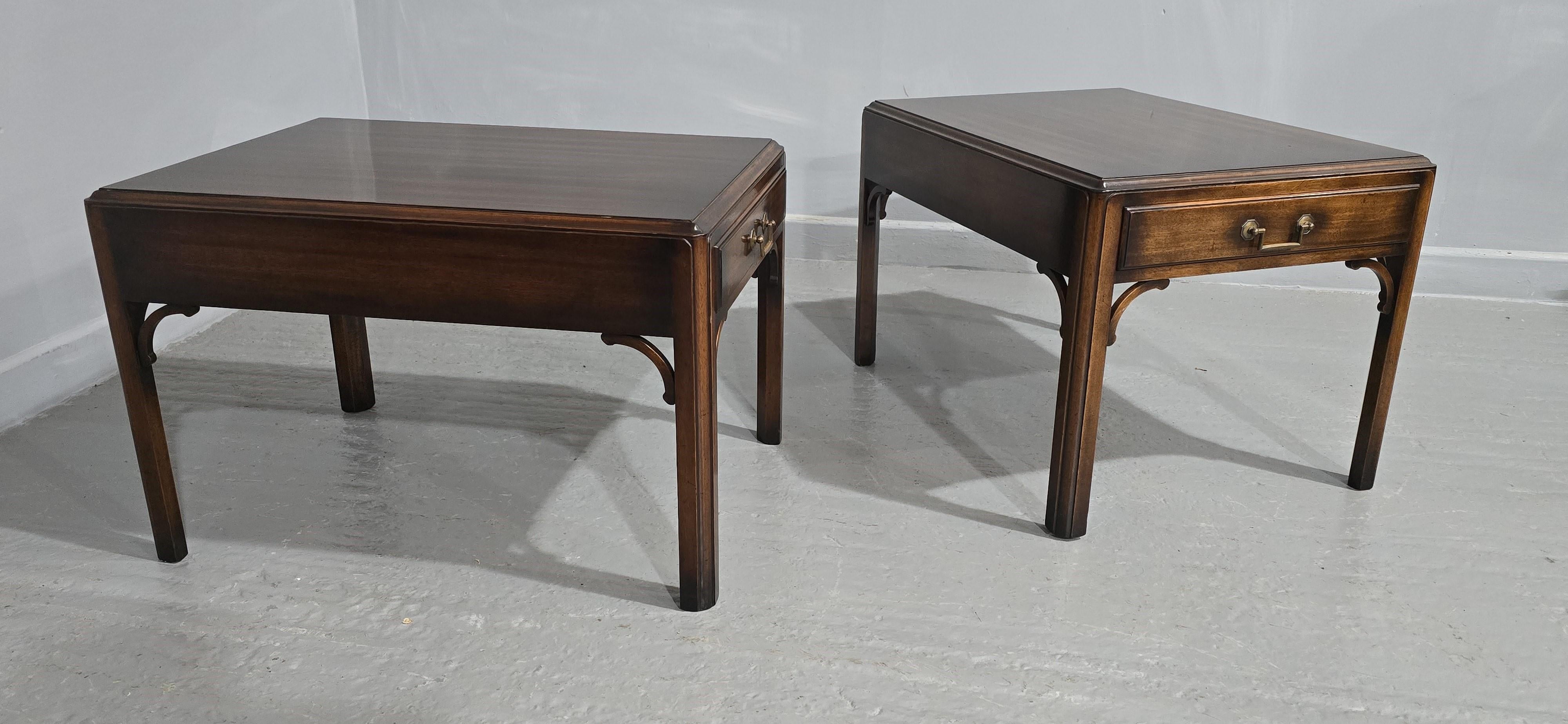 Preciosa Pareja de Mesas Chippendale para Lámparas de Ocasión siglo XX en venta