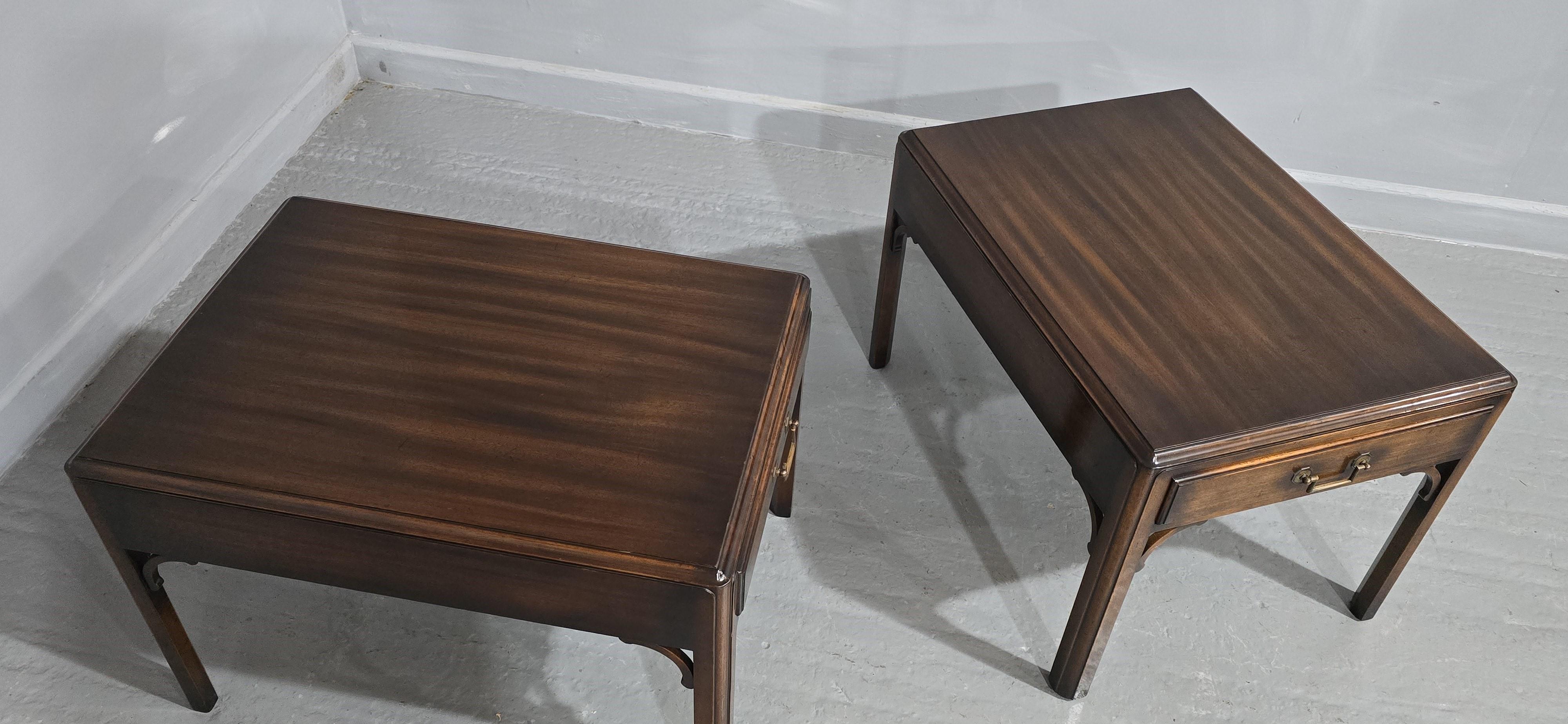 Preciosa Pareja de Mesas Chippendale para Lámparas de Ocasión en venta 1