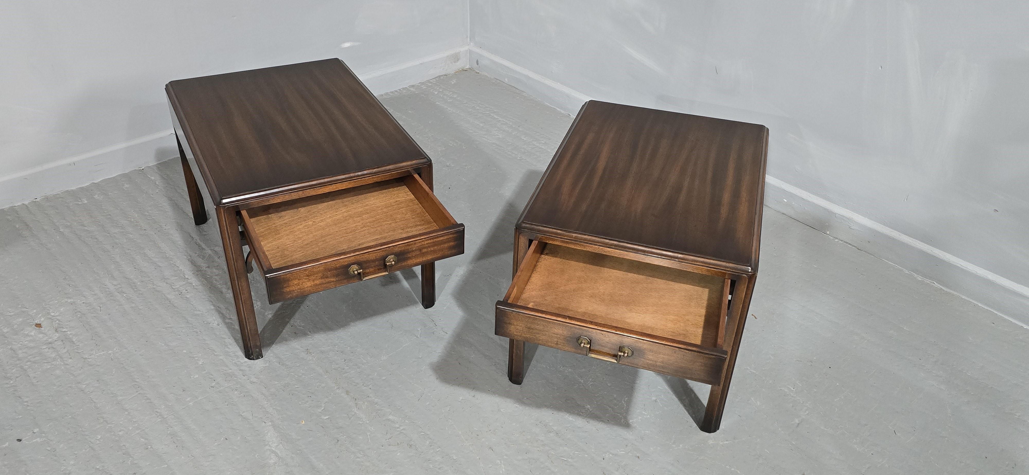 Preciosa Pareja de Mesas Chippendale para Lámparas de Ocasión en venta 2