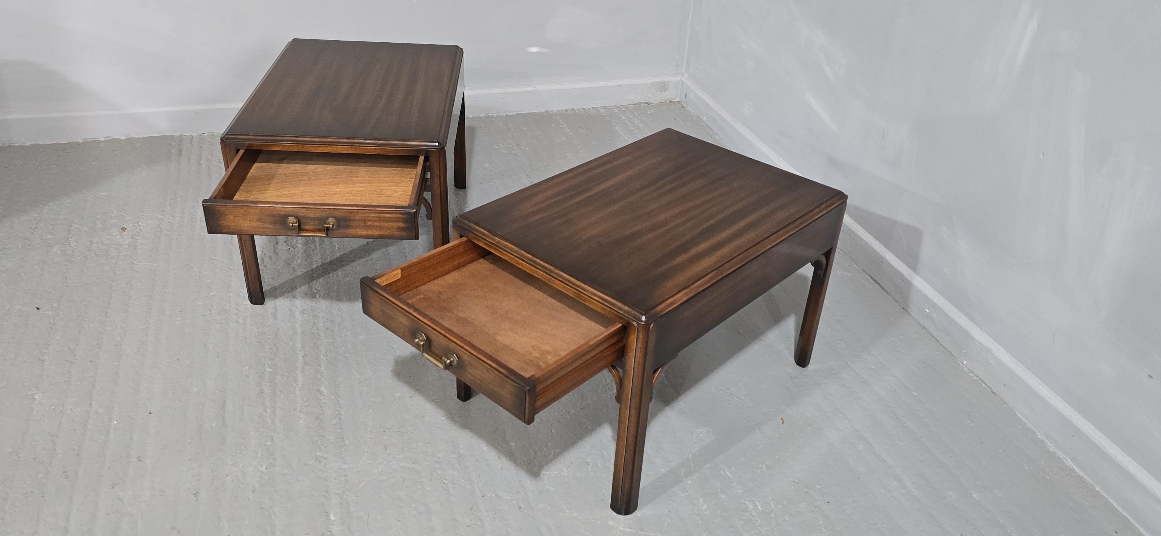 Preciosa Pareja de Mesas Chippendale para Lámparas de Ocasión en venta 3
