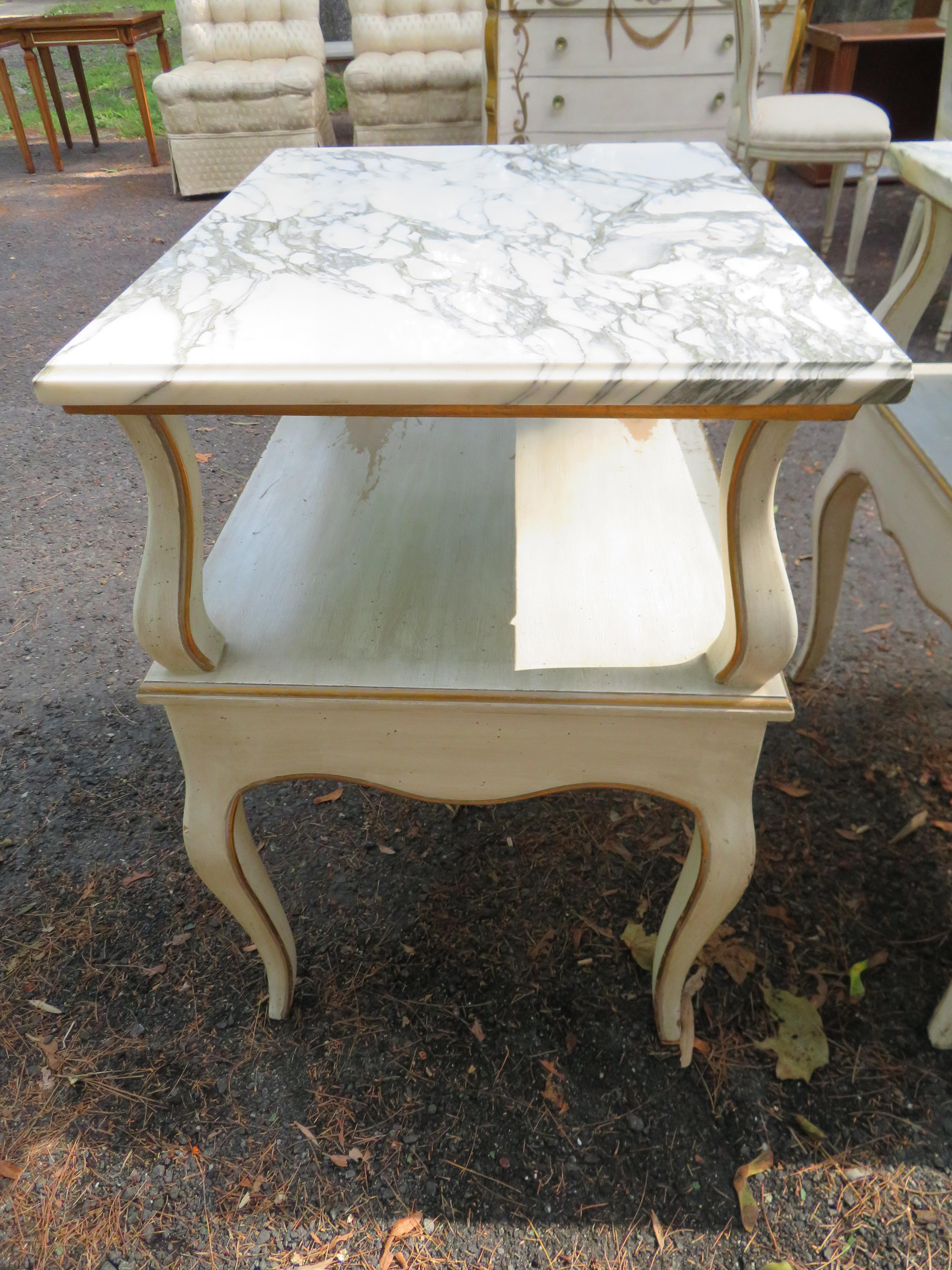 Marbre Jolie paire de tables de nuit de style Dorothy Draper à plateau en marbre Hollywood Regency en vente