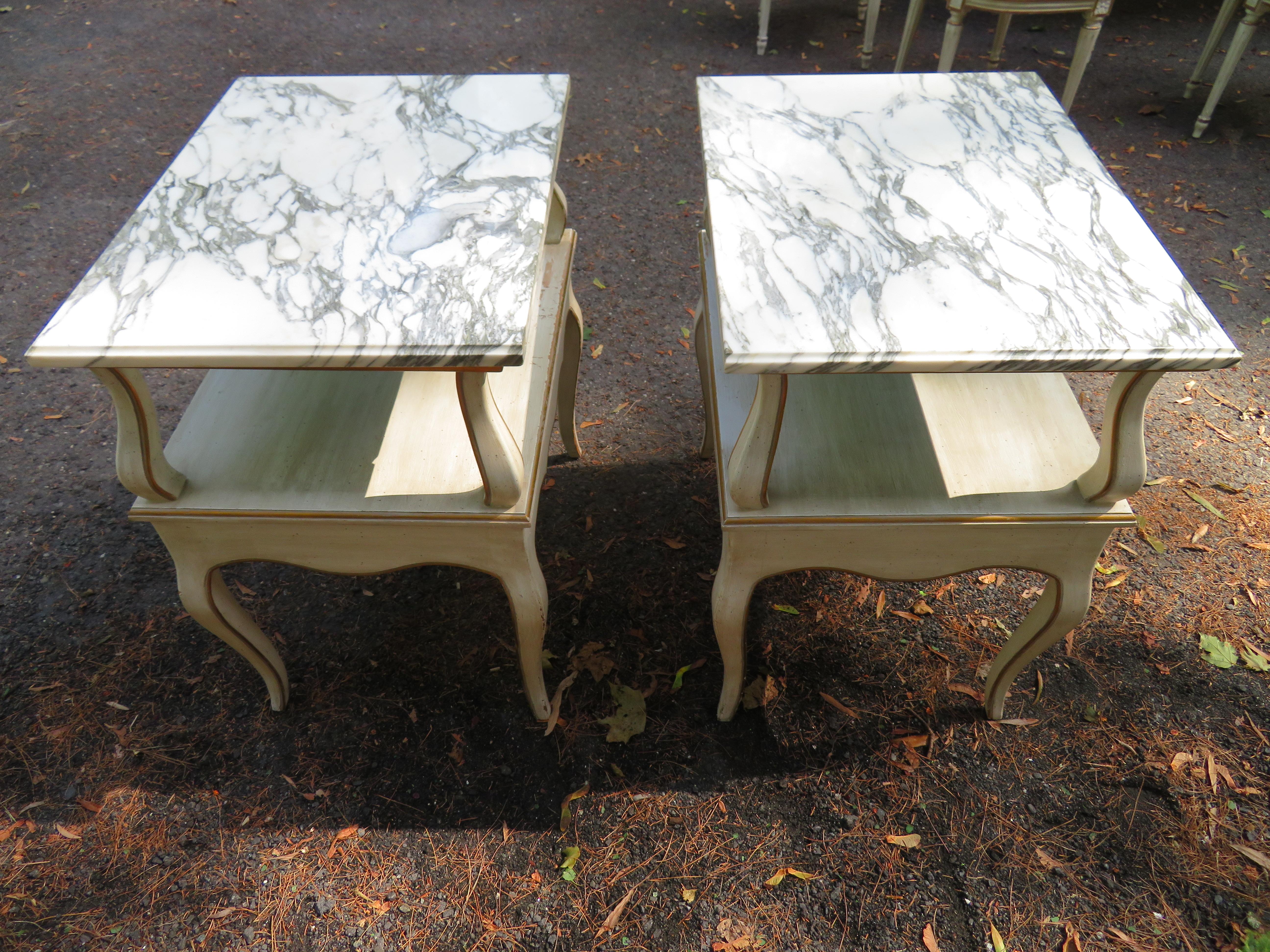 Lovely Pair of Dorothy Draper Style Marble-Top Nightstands Hollywood Regency For Sale 2