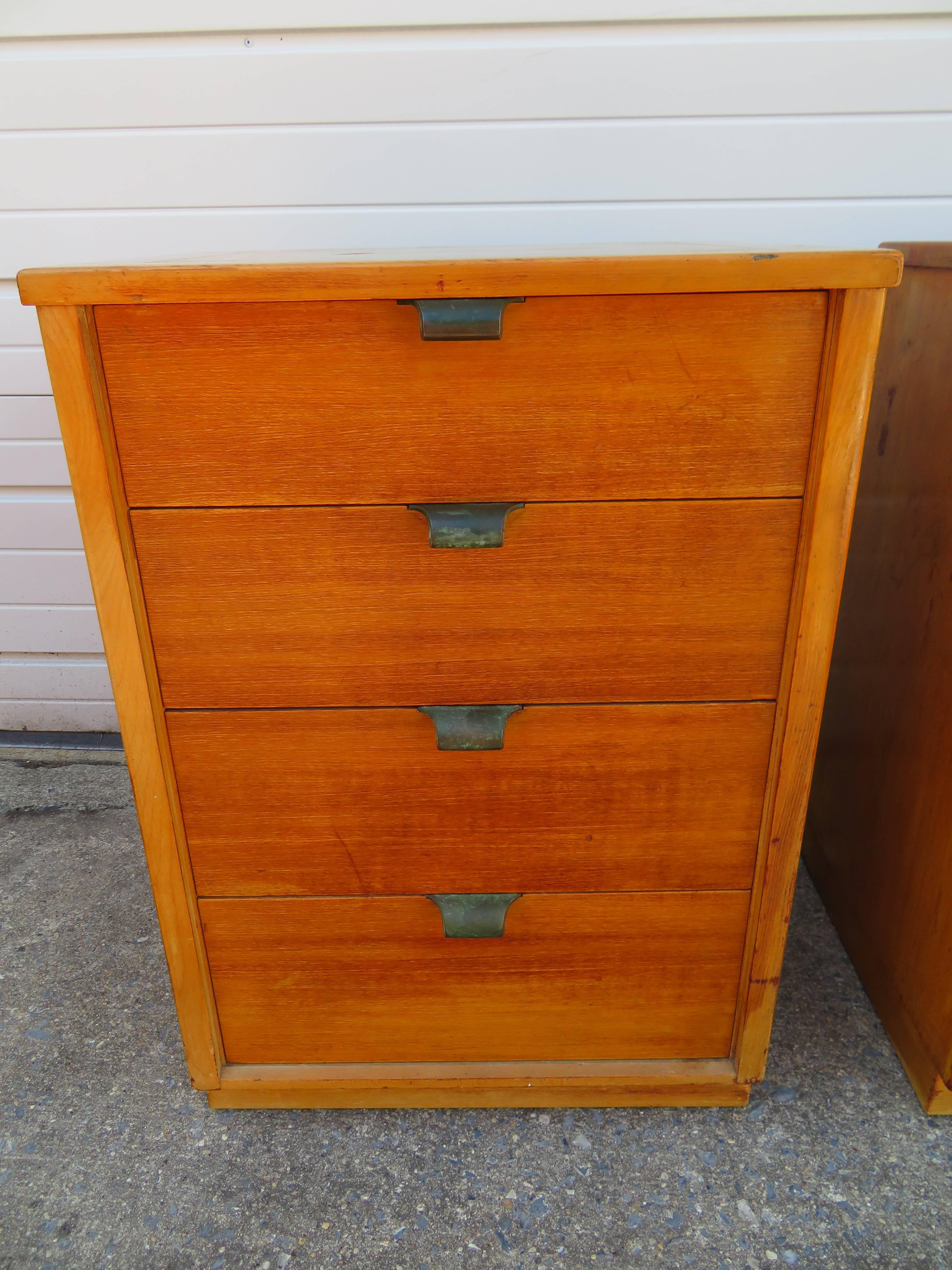 American Lovely Pair of Edward Wormley for Drexel Precedent Nightstand Mid-Century Modern For Sale