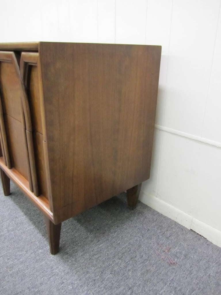 Mid-Century Modern Lovely Pair Lattice Front Walnut Night Stands Mid-century Modern For Sale