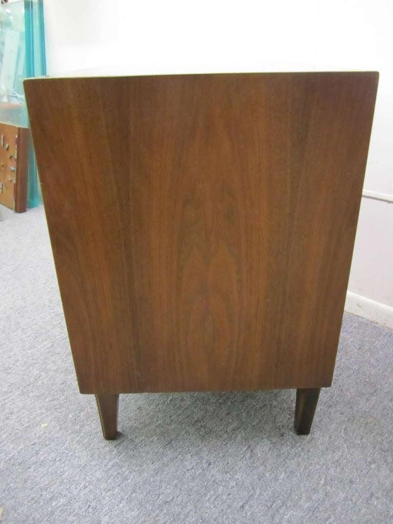 Lovely Pair Lattice Front Walnut Night Stands Mid-century Modern For Sale 3