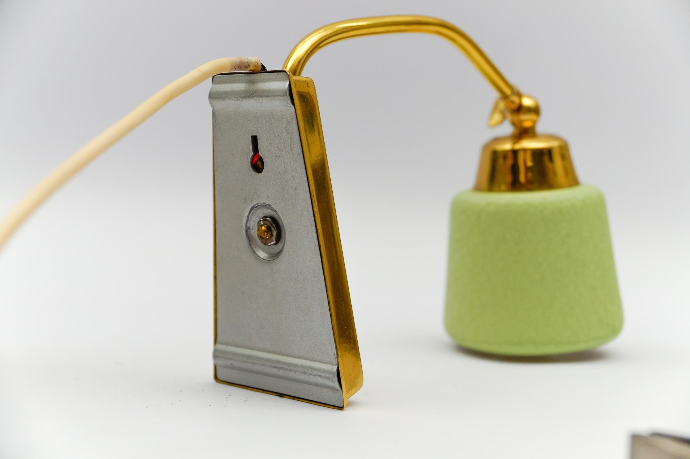 Deliziosa coppia di lampade da tavolo in ottone e metallo della modernità di metà secolo, anni '50 in vendita 4