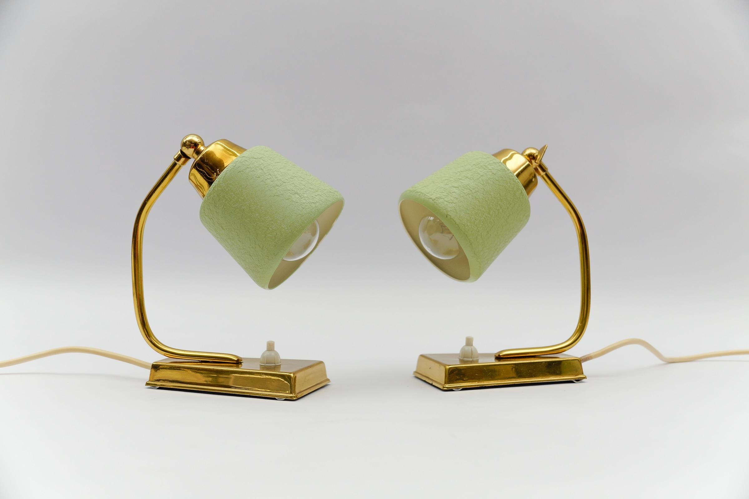 Deliziosa coppia di lampade da tavolo in ottone e metallo della modernità di metà secolo, anni '50  

Ogni lampada necessita di 1 lampadina a vite E14 Edison, è cablata e funzionante. Funziona sia a 110 che a 230 volt.

Molto elegante e carino allo