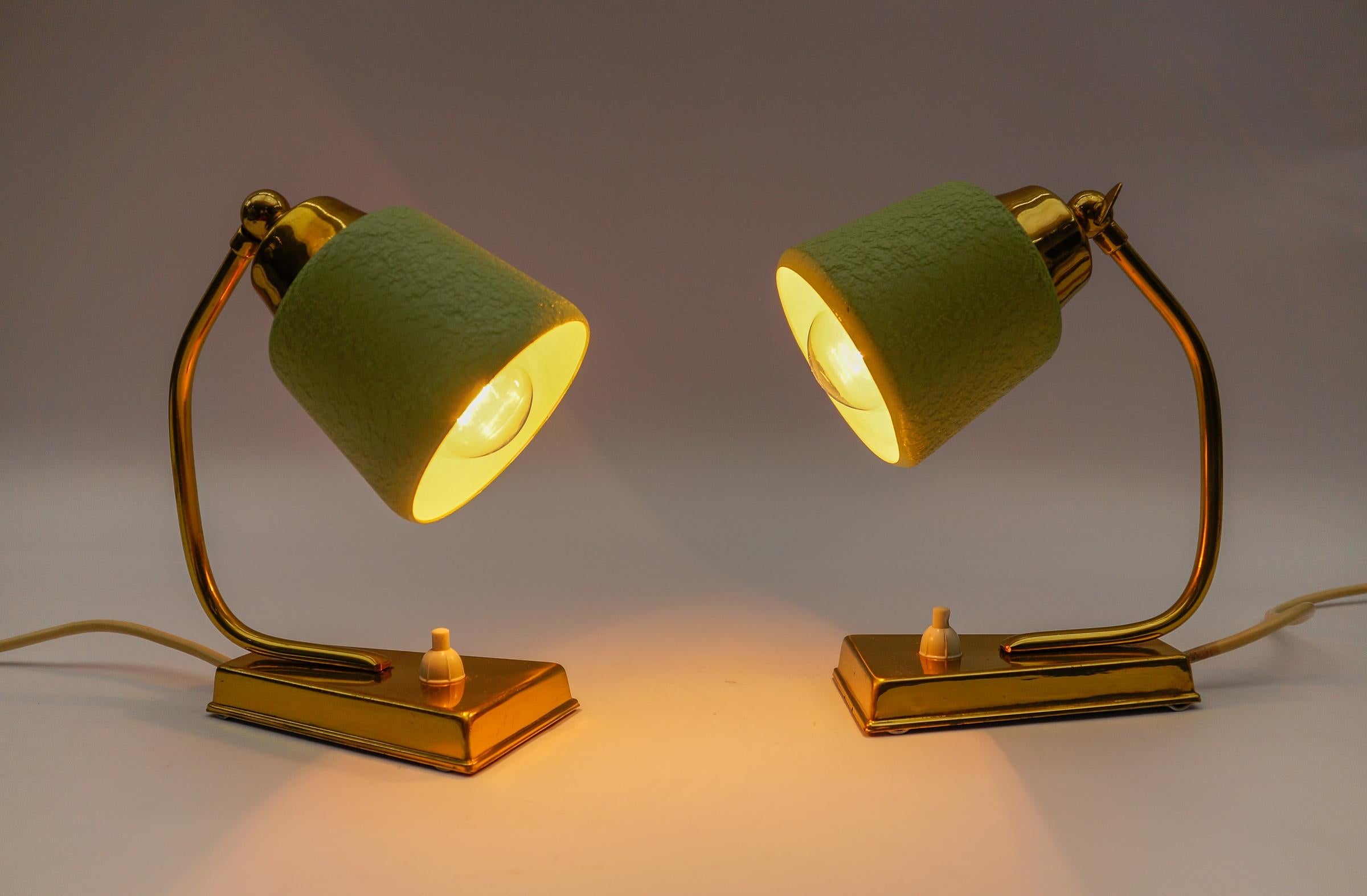 Tedesco Deliziosa coppia di lampade da tavolo in ottone e metallo della modernità di metà secolo, anni '50 in vendita