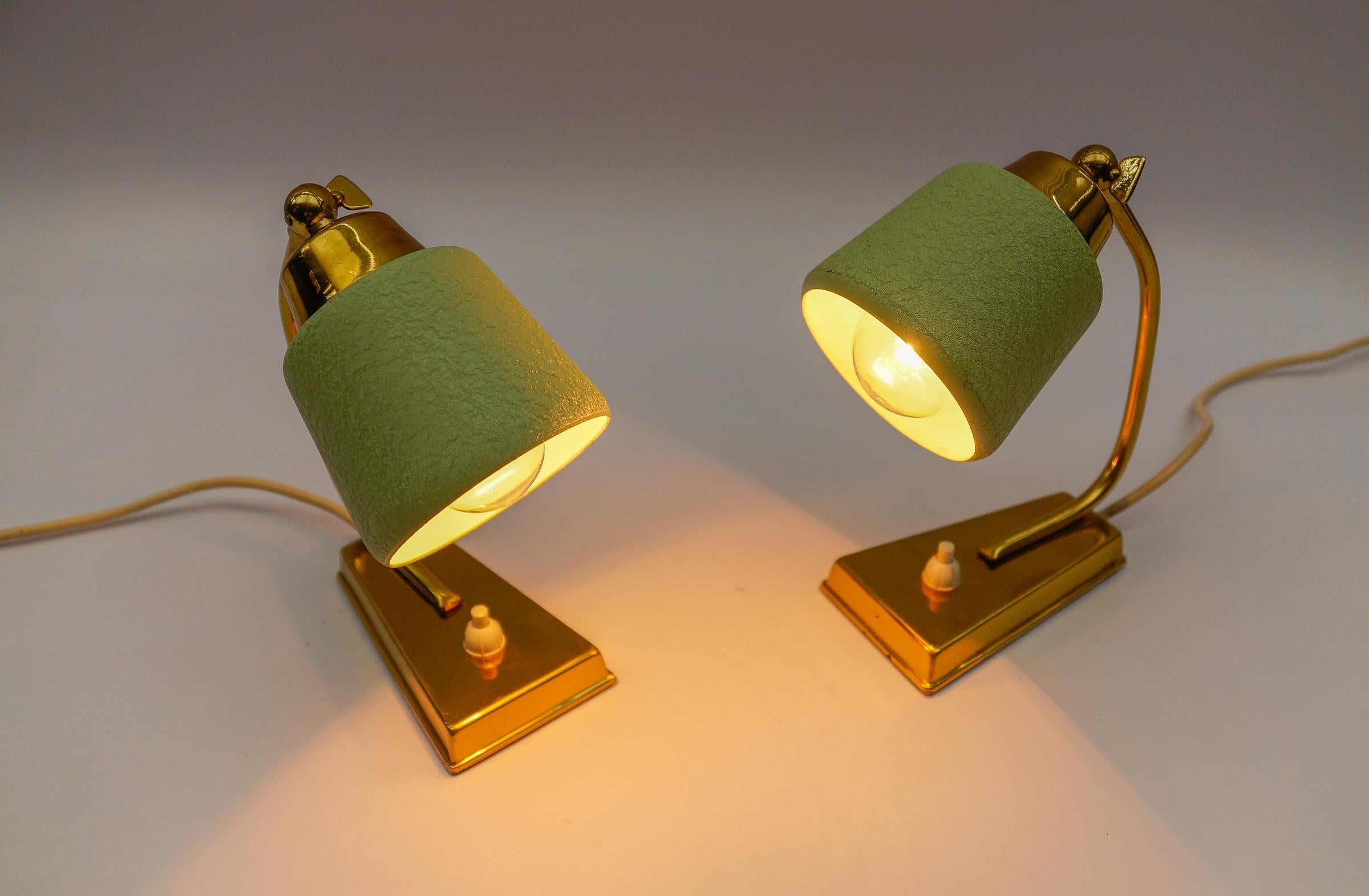 Deliziosa coppia di lampade da tavolo in ottone e metallo della modernità di metà secolo, anni '50 in vendita 1