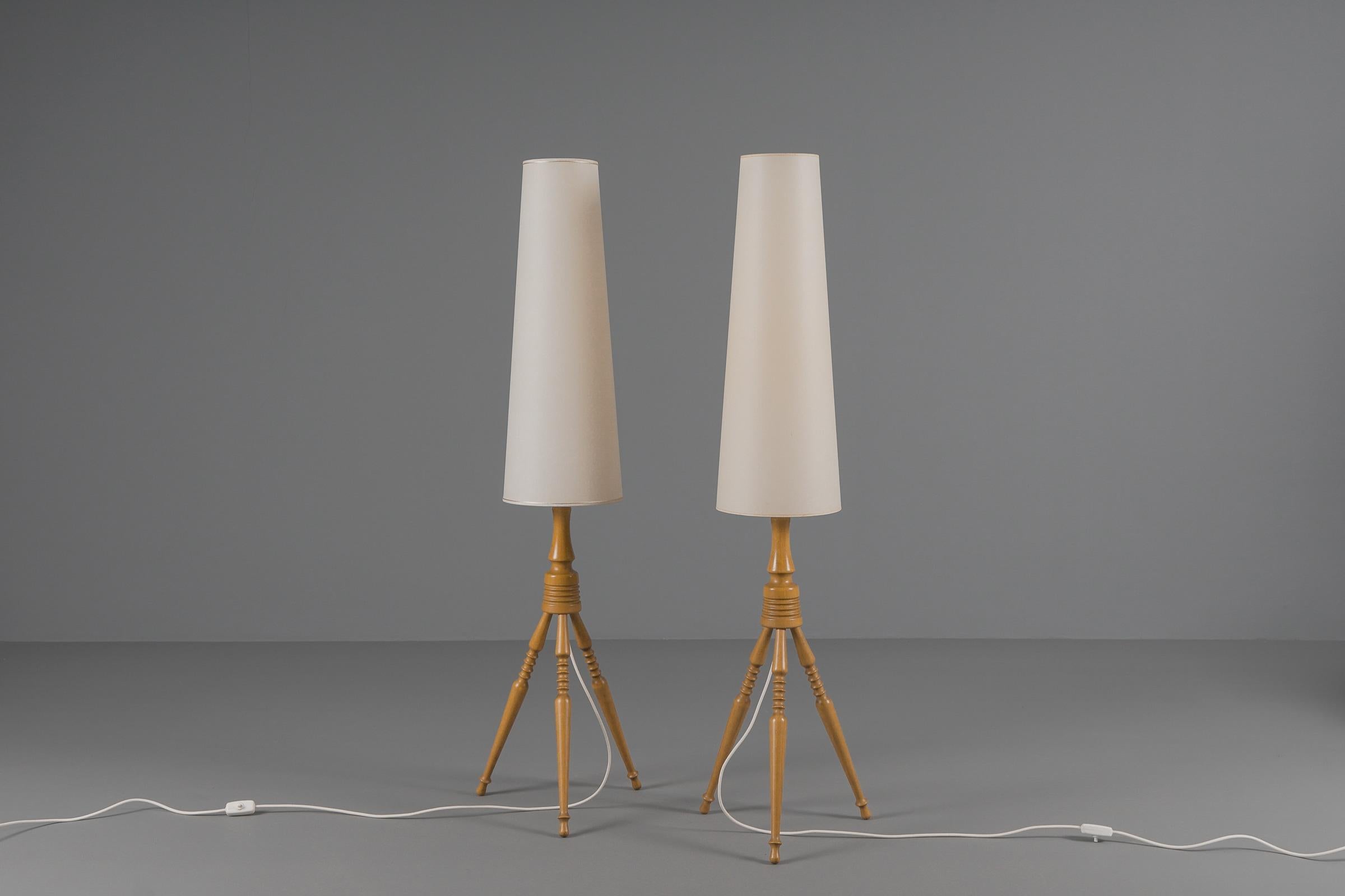 Jolie paire de lampadaires en bois de style mi-siècle moderne, France, années 1960 en vente 4
