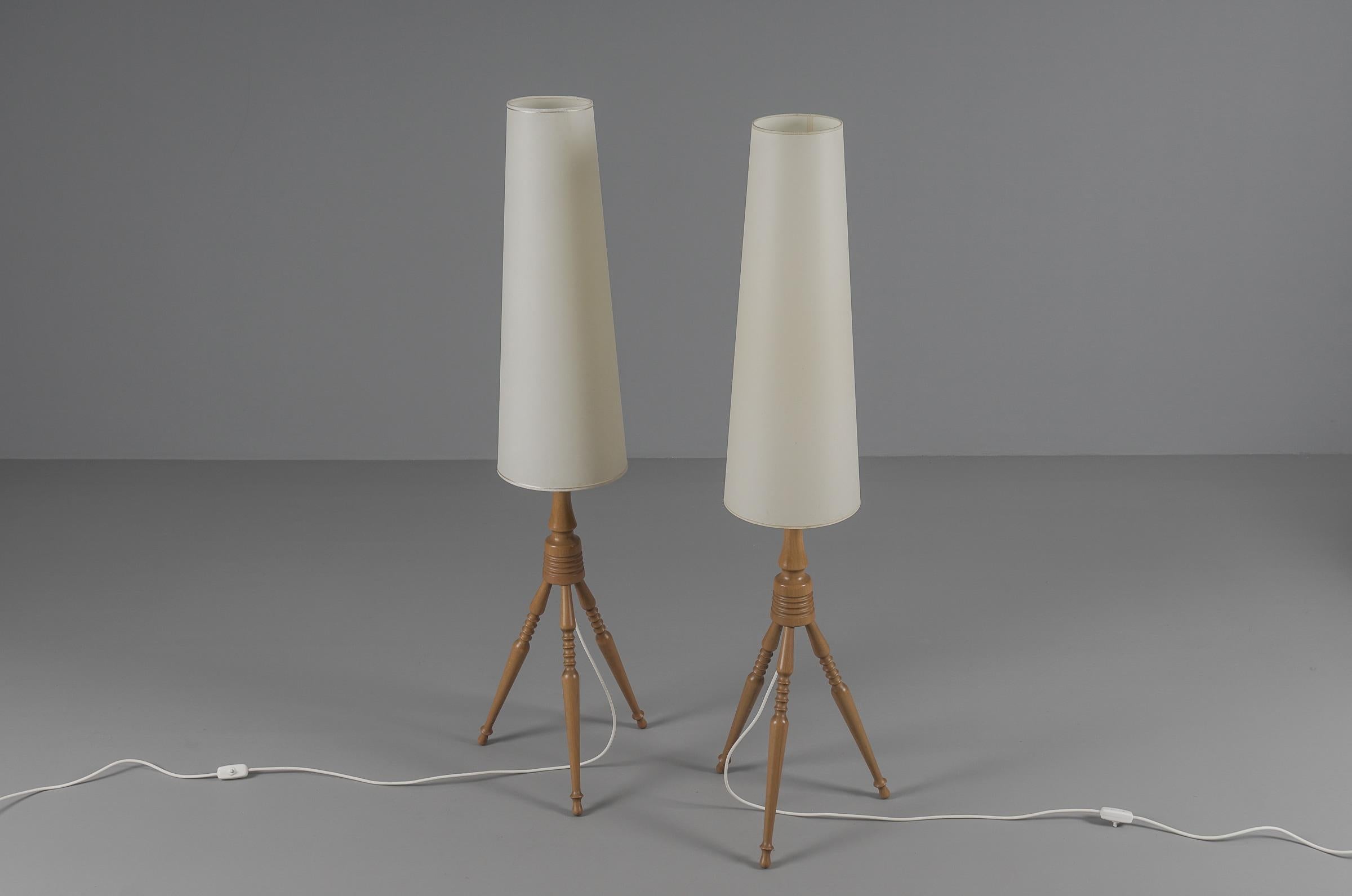 Milieu du XXe siècle Jolie paire de lampadaires en bois de style mi-siècle moderne, France, années 1960 en vente