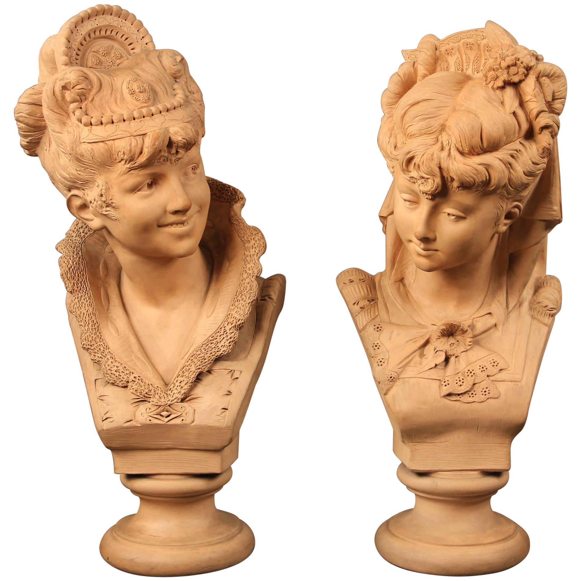 Jolie paire de bustes de belles filles en terre cuite du 19ème siècle par Lavergne