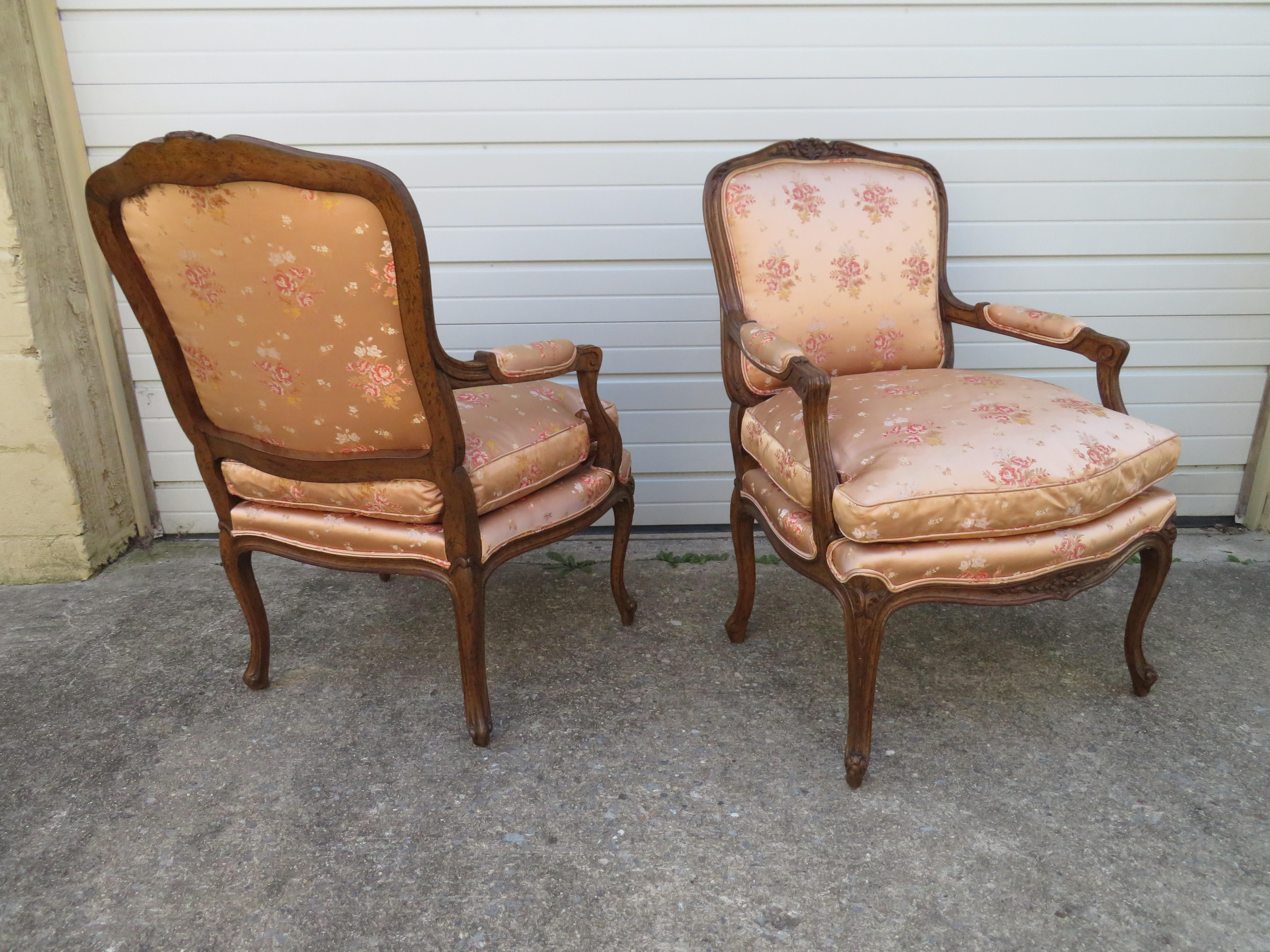 Lovely Pair of 20th Century French Louis XV Bergère Chairs For Sale 4