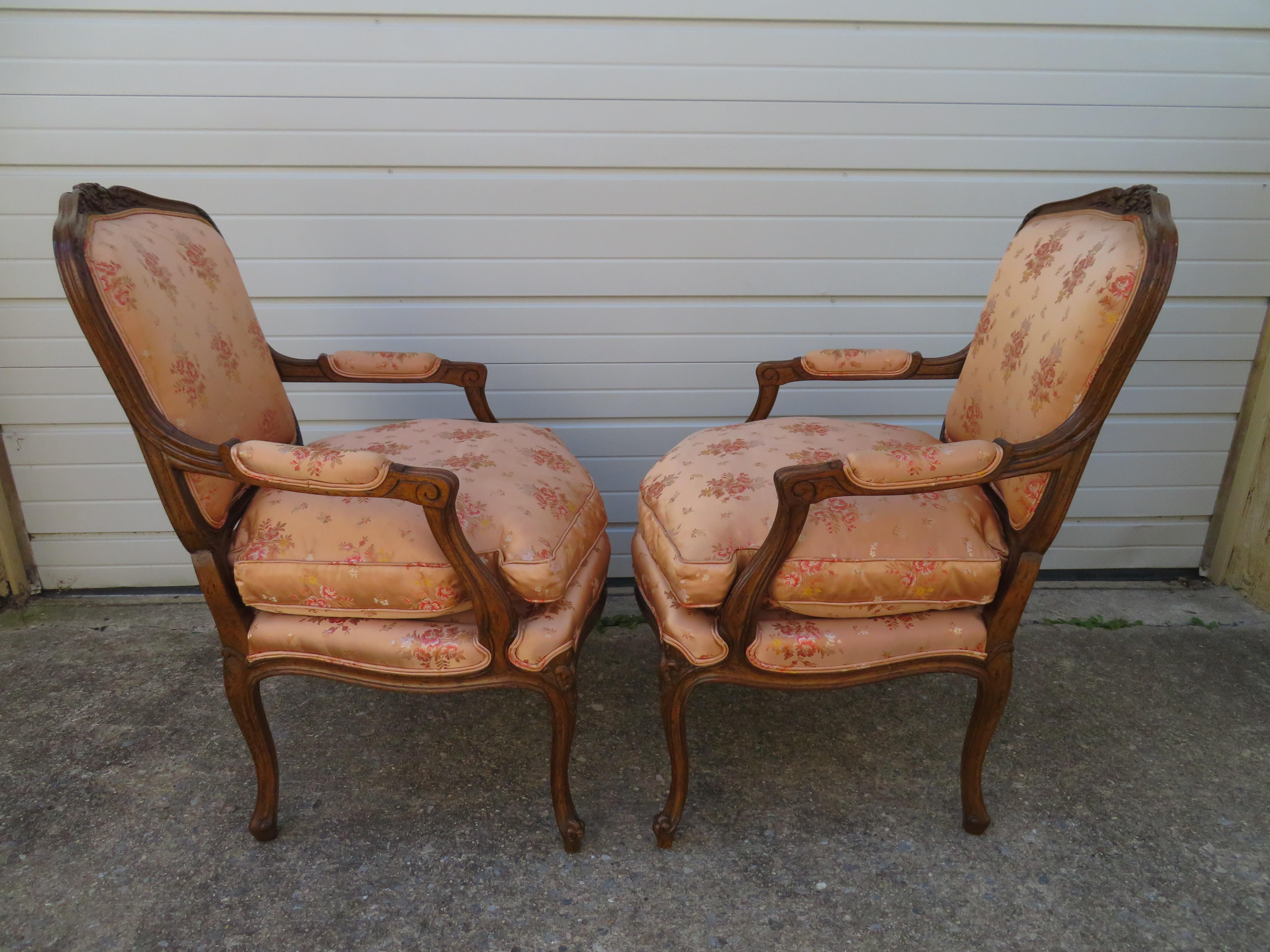 Schönes Paar französischer Bergre-Stühle im Louis-XV-Stil des 20. Jahrhunderts (Französische Provence) im Angebot