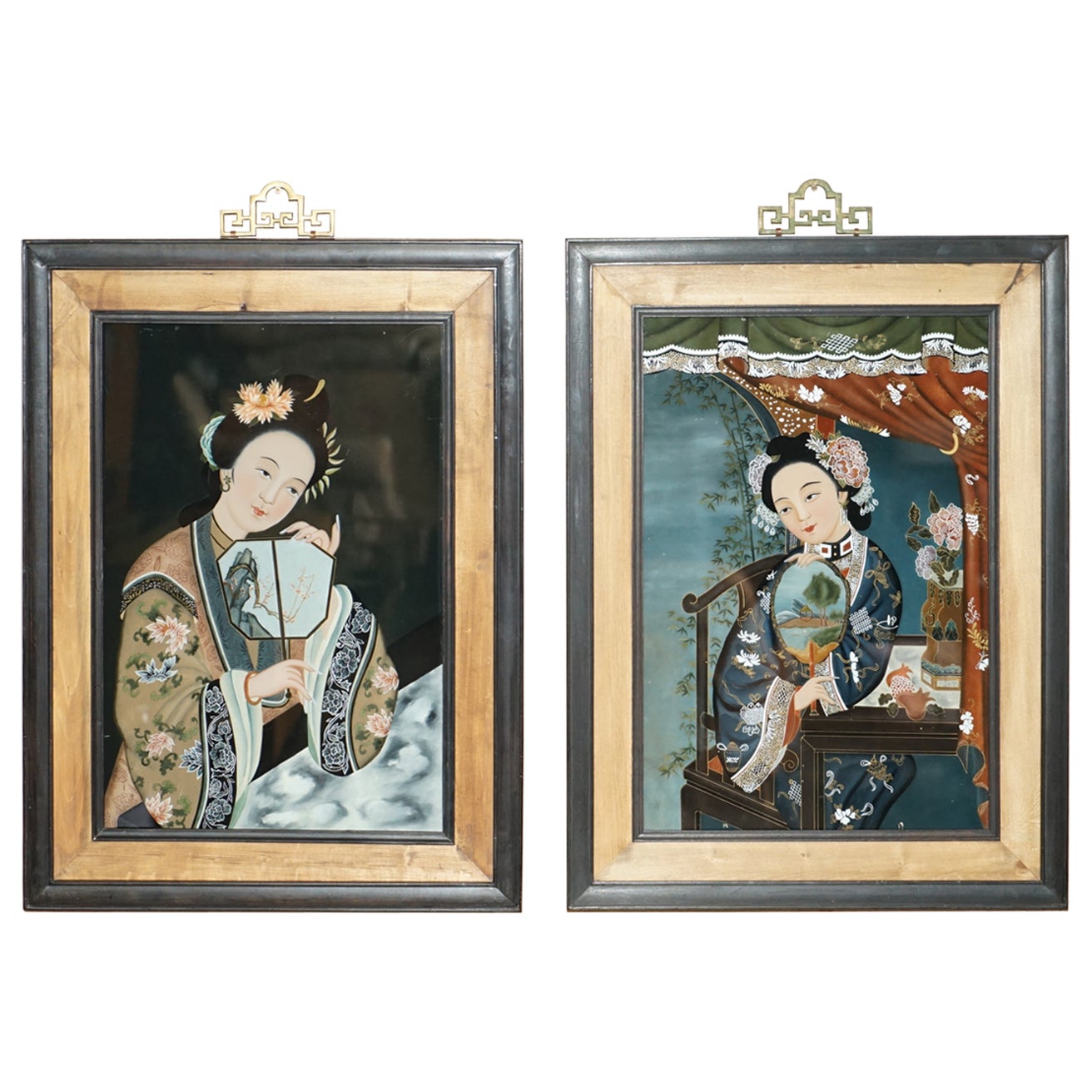 Jolie paire d'anciens portraits chinois anciens en verre peints à la main en vente