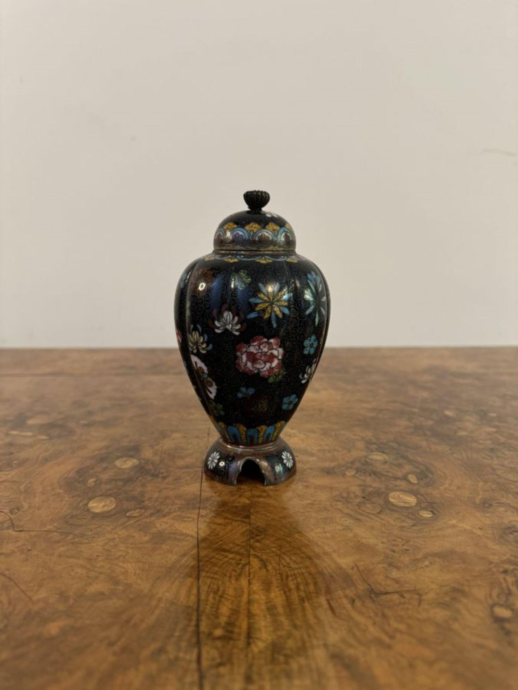 Lovely pair of antique cloisonne lidded vases In Good Condition For Sale In Ipswich, GB