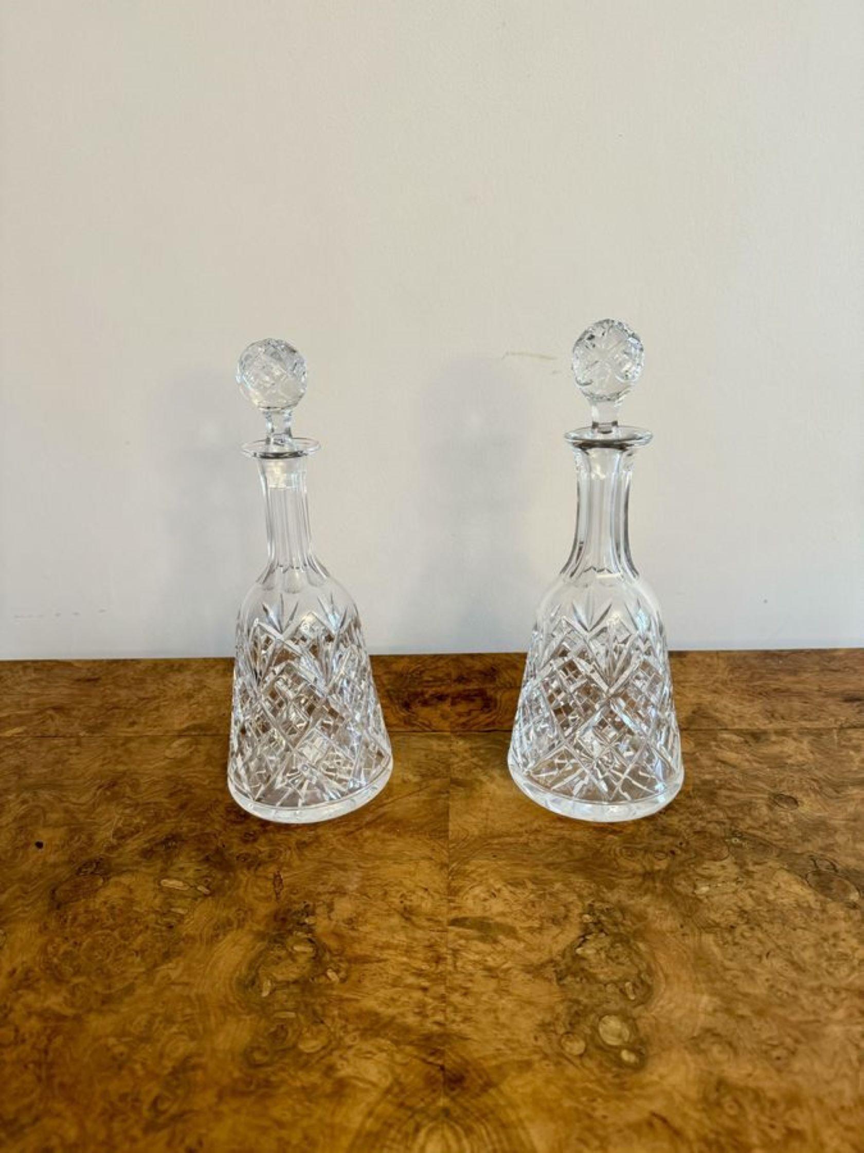 Charmante paire de carafes anciennes de style édouardien en forme de cloche avec des corps en verre taillé et des bouchons en verre taillé d'origine.

D. 1900