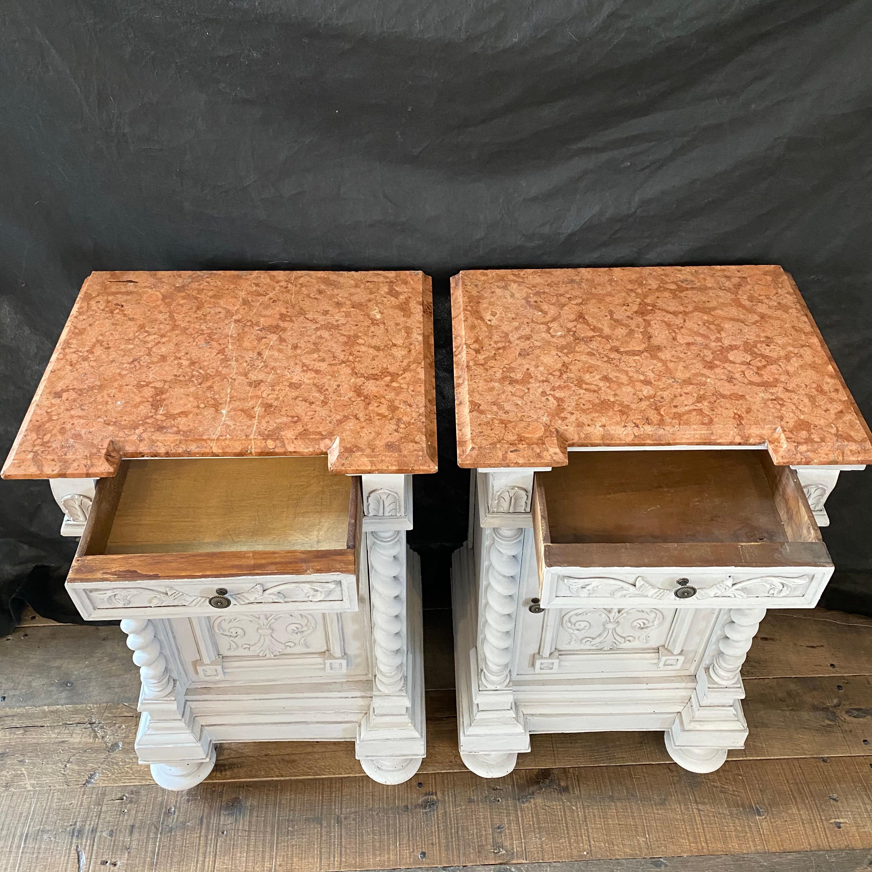 Jolie paire de tables de nuit anciennes baroques italiennes de la Renaissance en forme de torsion d'orge 3